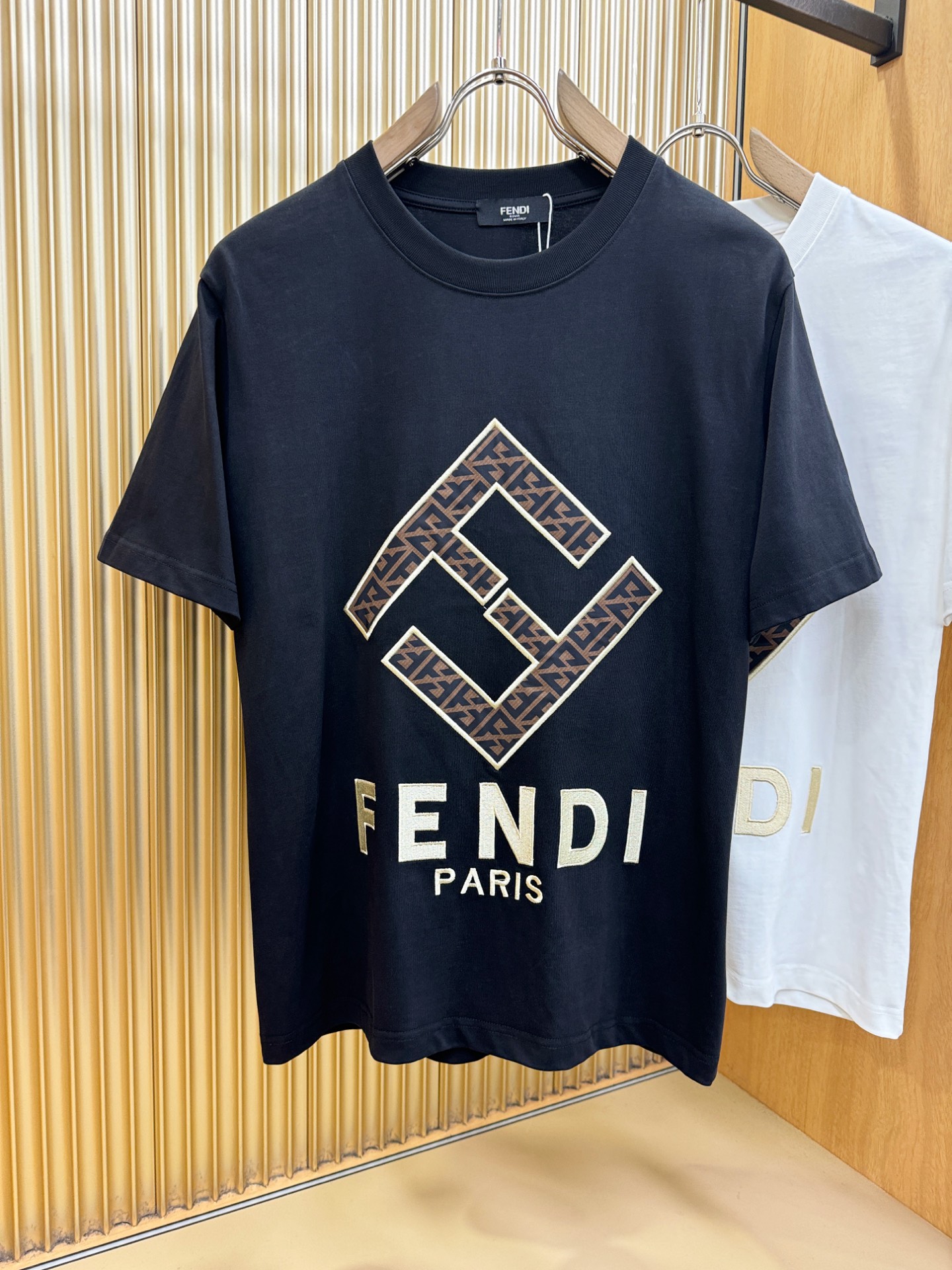 FENDI芬迪 2026新款短袖T恤！男女同款！走秀图案时尚休闲短袖T恤衫！设计logo设计！极具设计精选客供面料，手感