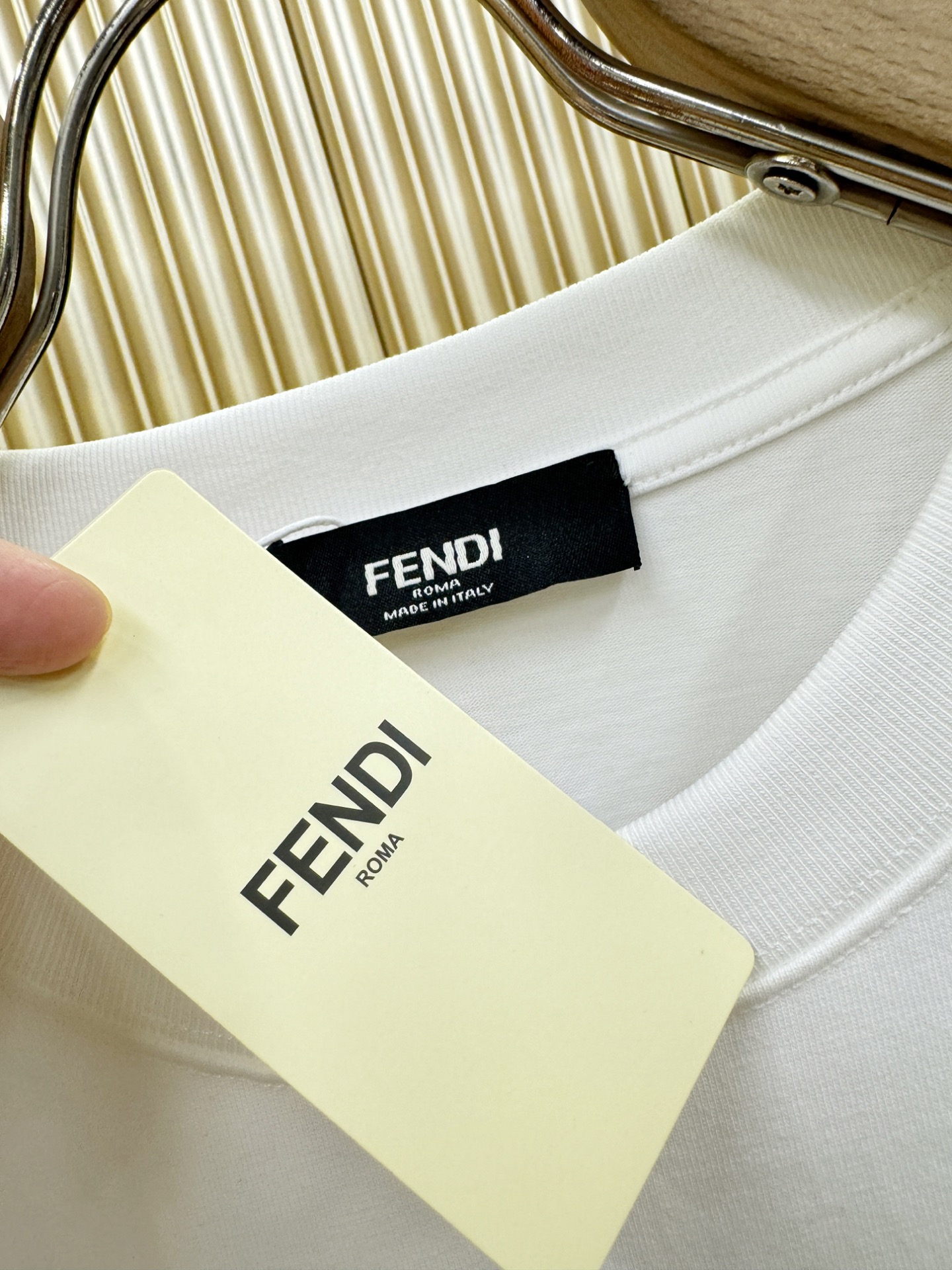 FENDI芬迪 2026新款短袖T恤！男女同款！走秀图案时尚休闲短袖T恤衫！设计logo设计！极具设计精选客供面料，手感
