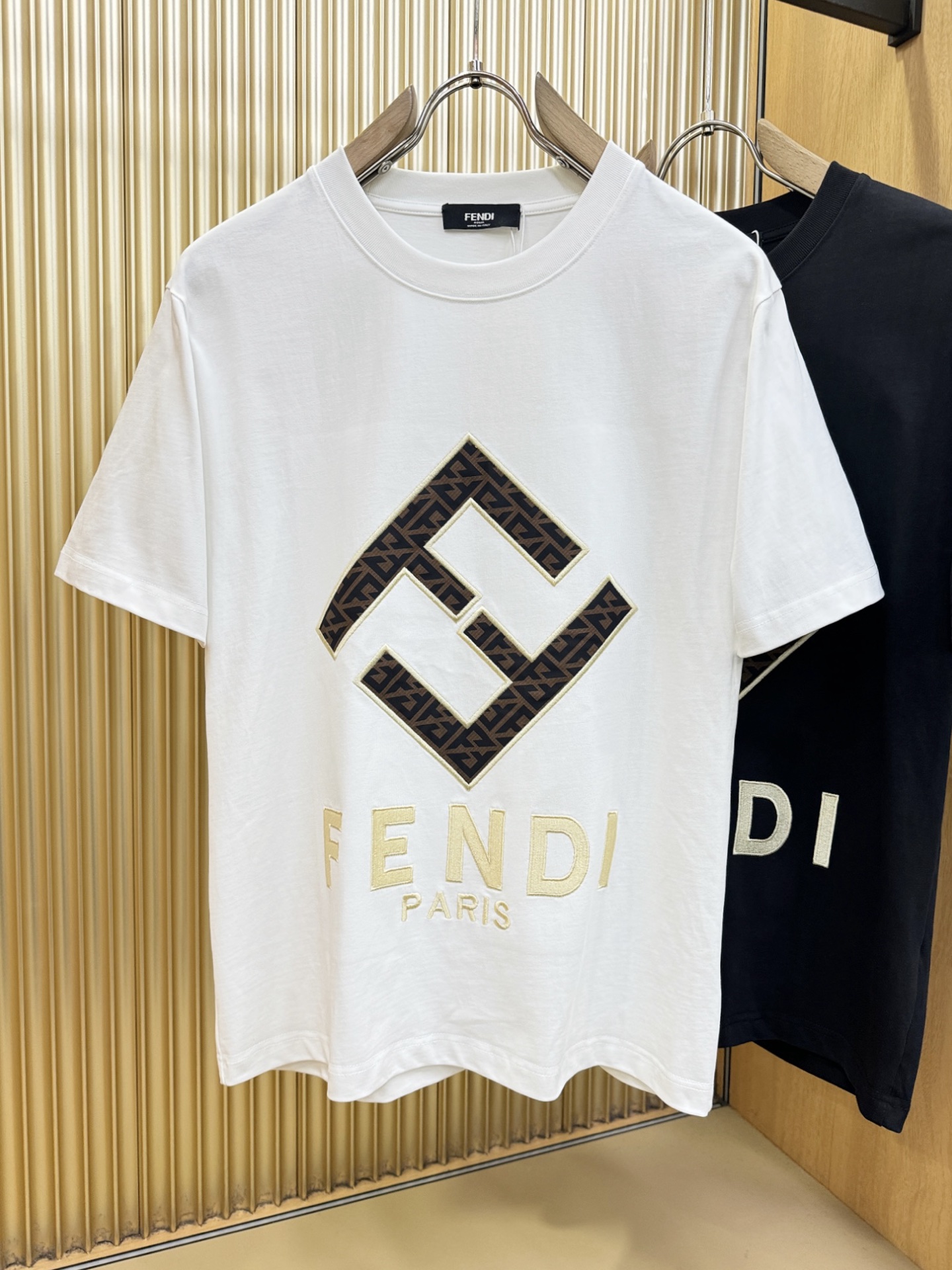 FENDI芬迪 2026新款短袖T恤！男女同款！走秀图案时尚休闲短袖T恤衫！设计logo设计！极具设计精选客供面料，手感