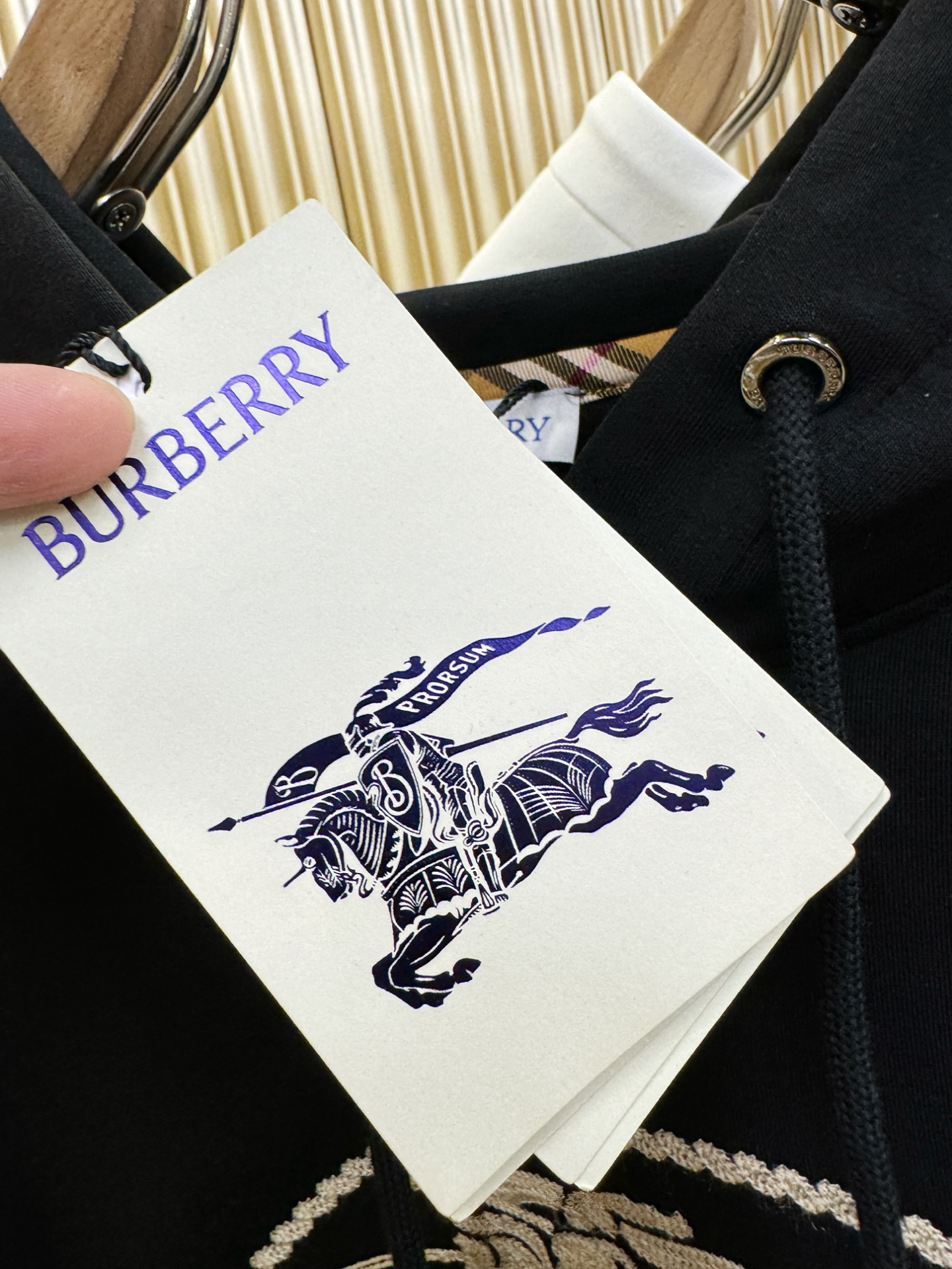 BURBERRY巴宝莉 2026新品 专柜同步新款连帽卫衣，经典Logo设计，三标齐全，百搭款 官网同步发售 柔软细腻 