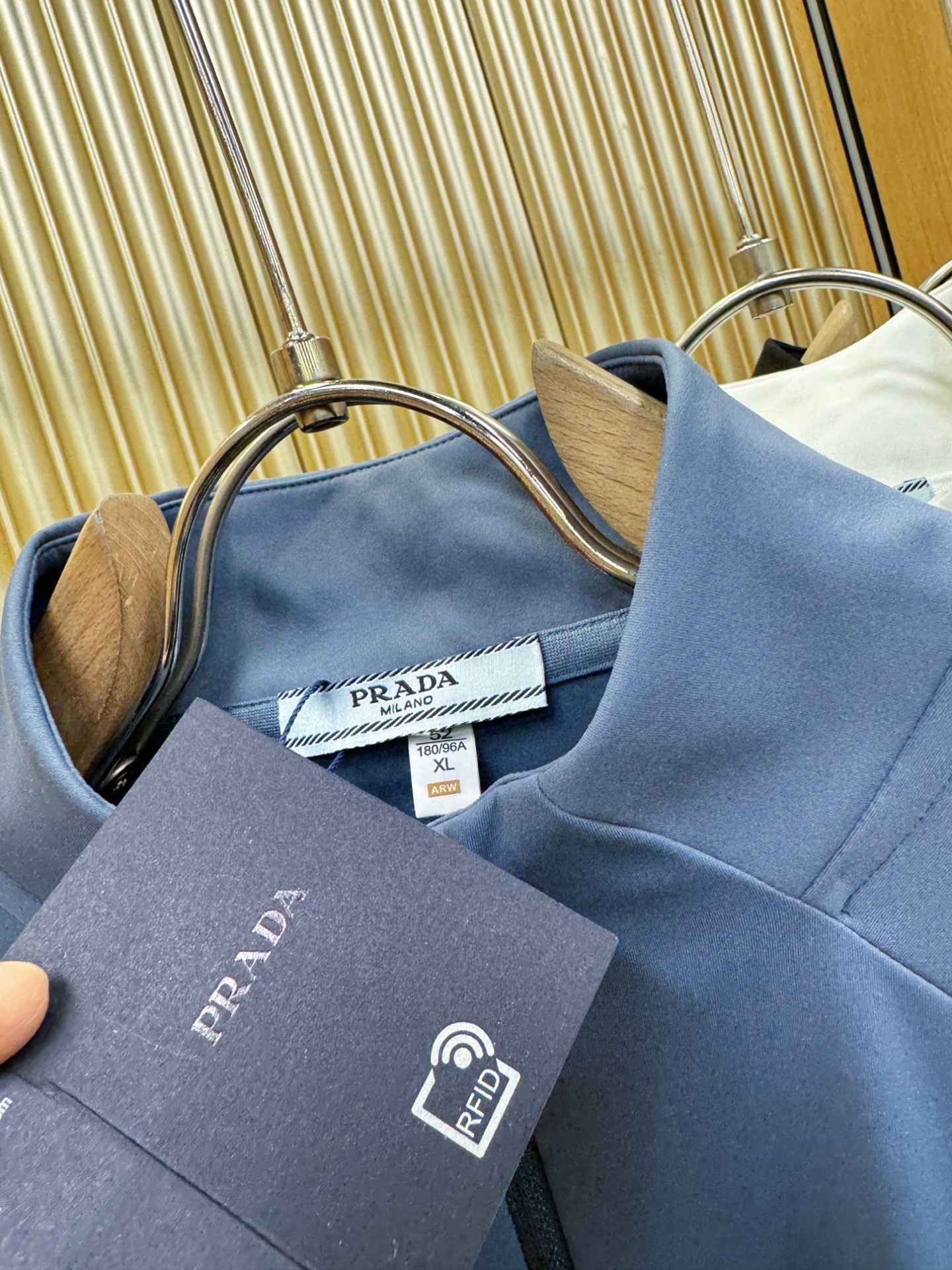 PRADA 普拉达 2026ss秋季新品 长袖T恤，经典Logo设计，百搭款 官网同步发售 定制面料，柔软细腻  舒适透