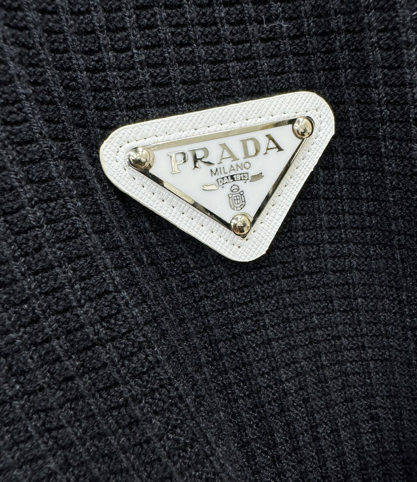 PRADA普拉达  2026新品羊毛毛衣，羊毛面料手感柔软。顶级进口私货，时尚设计潮流羊毛短袖针织衫，不失奢华 品质毋庸