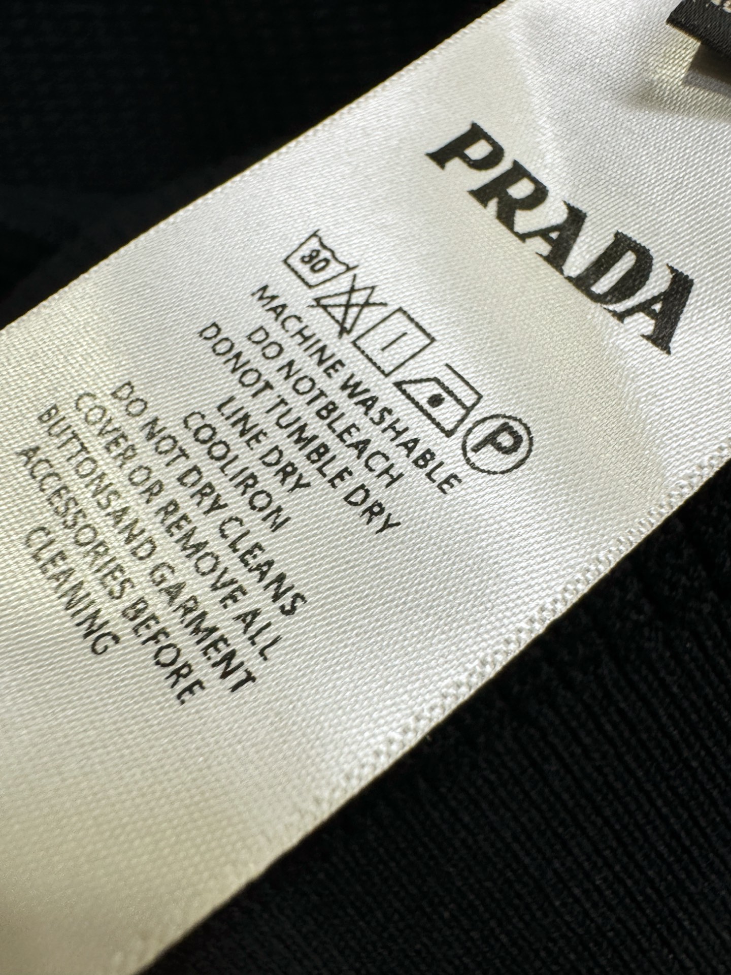 PRADA普拉达  2026新品羊毛毛衣，羊毛面料手感柔软。顶级进口私货，时尚设计潮流羊毛短袖针织衫，不失奢华 品质毋庸