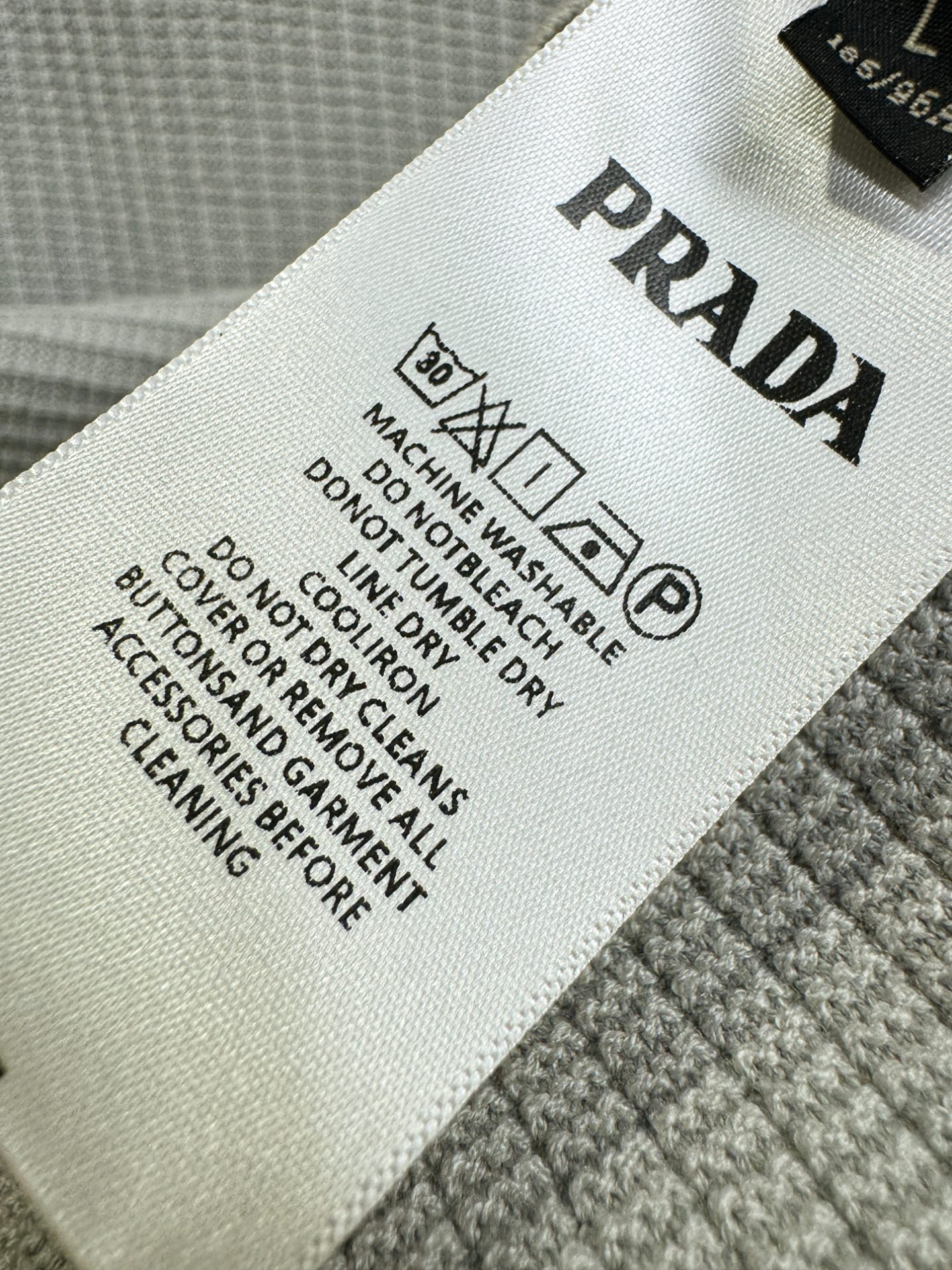 PRADA普拉达  2026新品羊毛毛衣，羊毛面料手感柔软。顶级进口私货，时尚设计潮流羊毛短袖针织衫，不失奢华 品质毋庸
