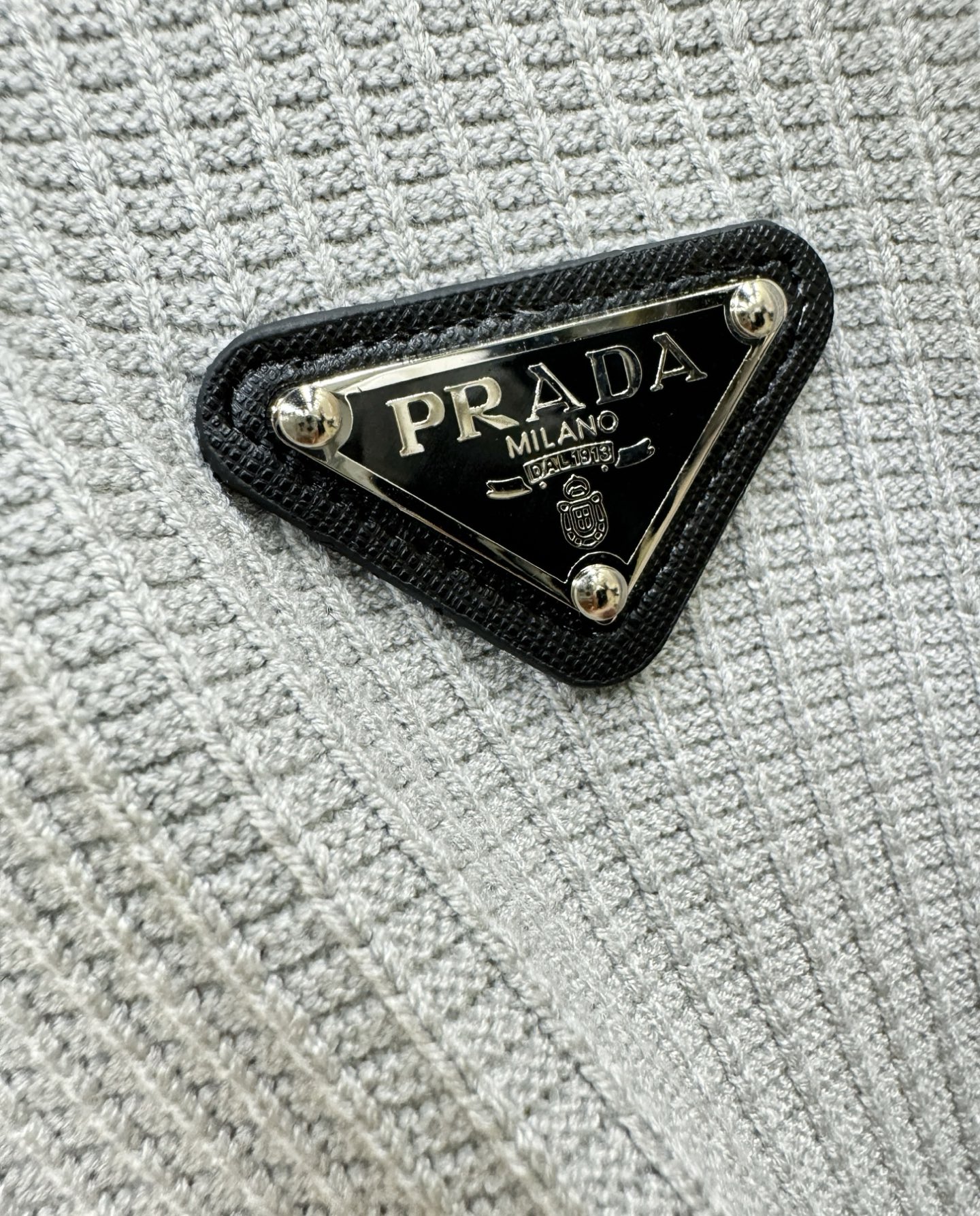 PRADA普拉达  2026新品羊毛毛衣，羊毛面料手感柔软。顶级进口私货，时尚设计潮流羊毛短袖针织衫，不失奢华 品质毋庸