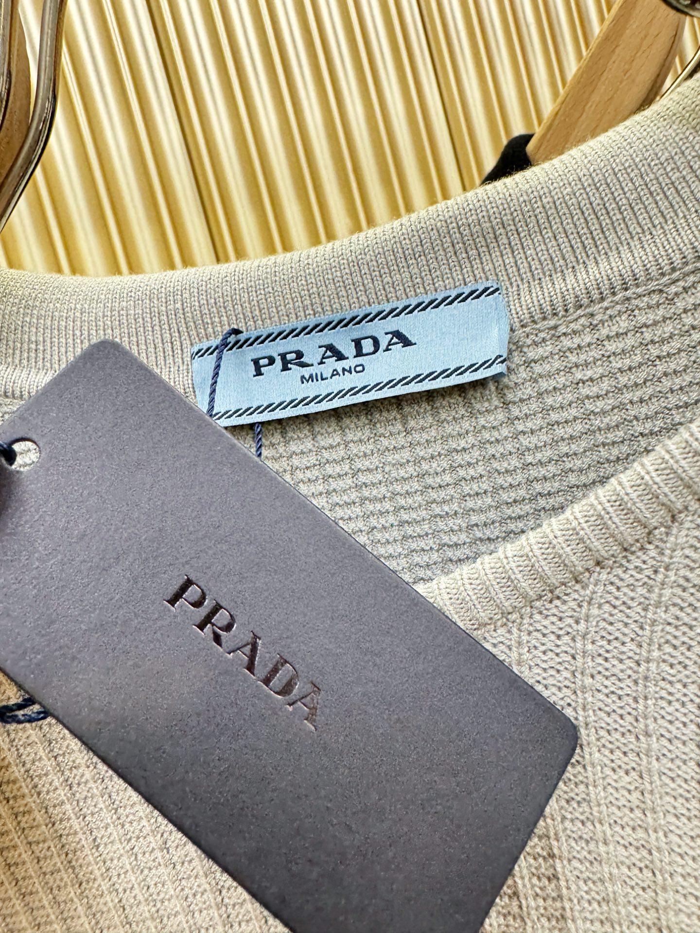 PRADA普拉达  2026新品羊毛毛衣，羊毛面料手感柔软。顶级进口私货，时尚设计潮流羊毛短袖针织衫，不失奢华 品质毋庸