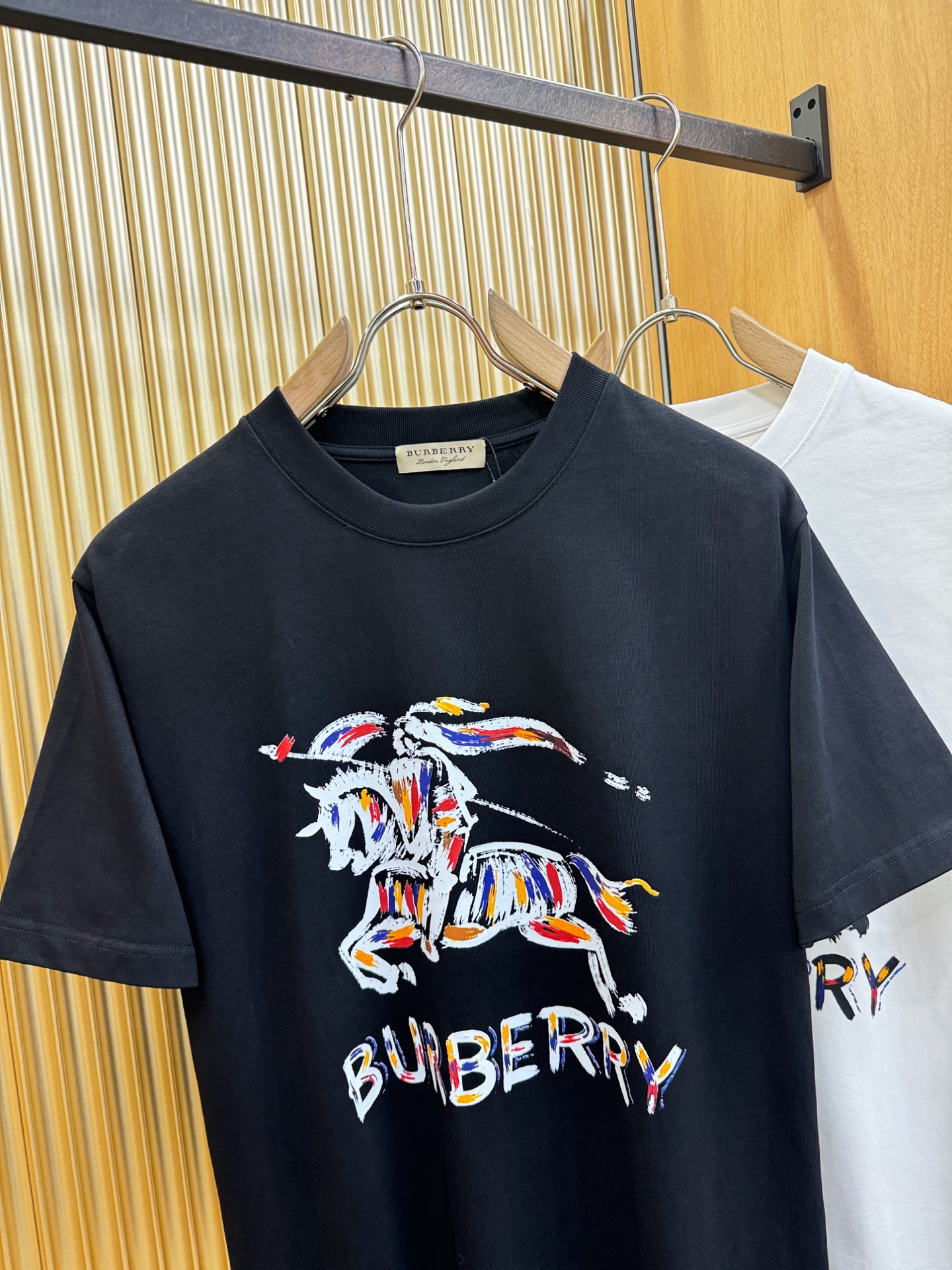 BURBERRY巴宝莉 2026新款短袖T恤！男女同款！走秀图案时尚休闲短袖T恤衫！设计logo设计！极具设计精选客供面