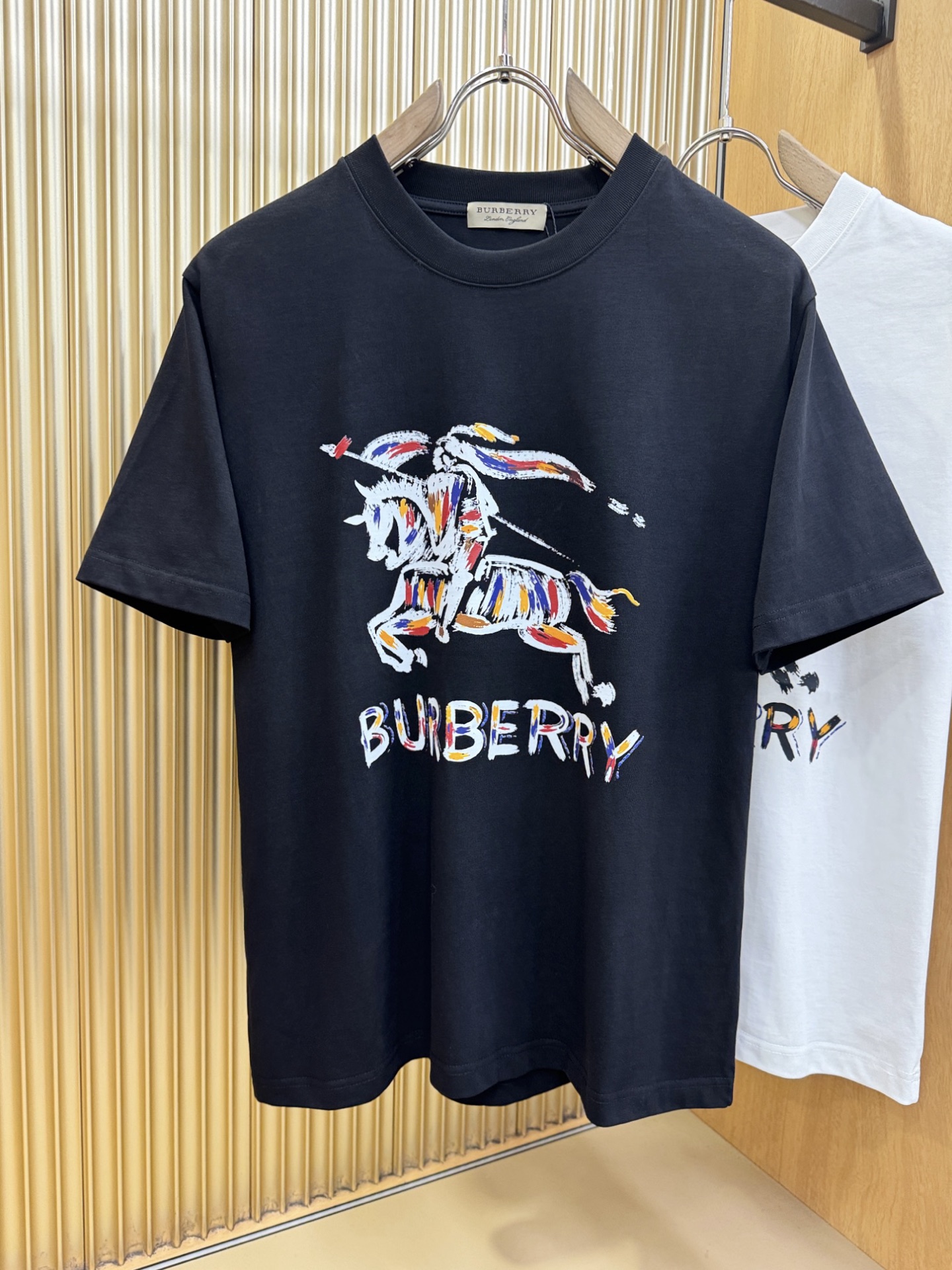 BURBERRY巴宝莉 2026新款短袖T恤！男女同款！走秀图案时尚休闲短袖T恤衫！设计logo设计！极具设计精选客供面