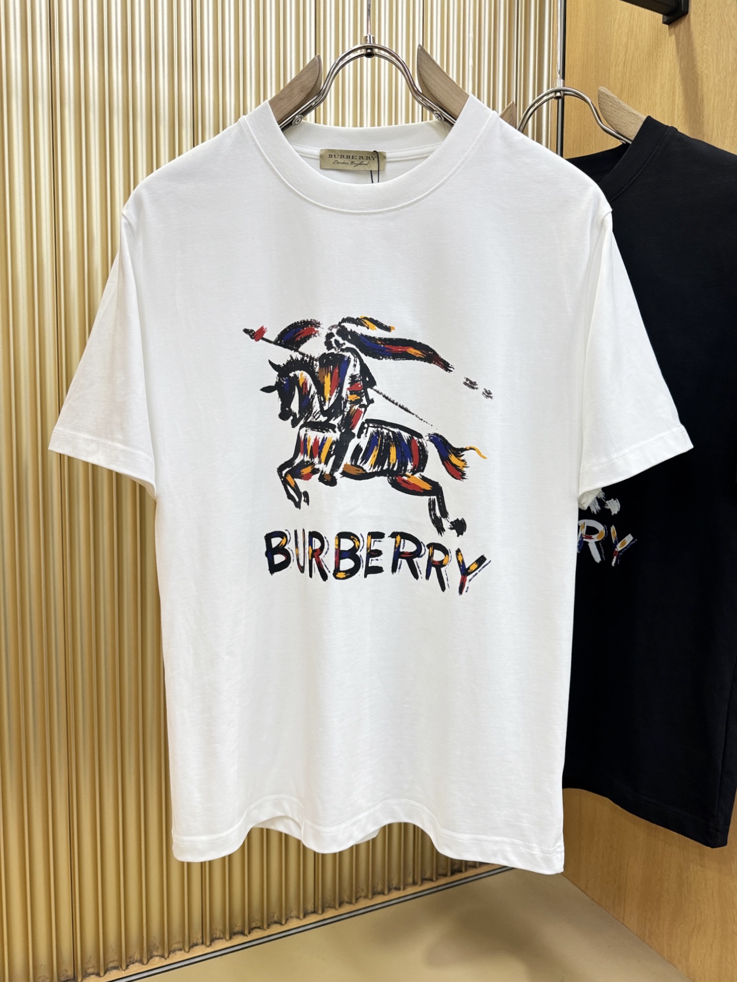 BURBERRY巴宝莉 2026新款短袖T恤！男女同款！走秀图案时尚休闲短袖T恤衫！设计logo设计！极具设计精选客供面