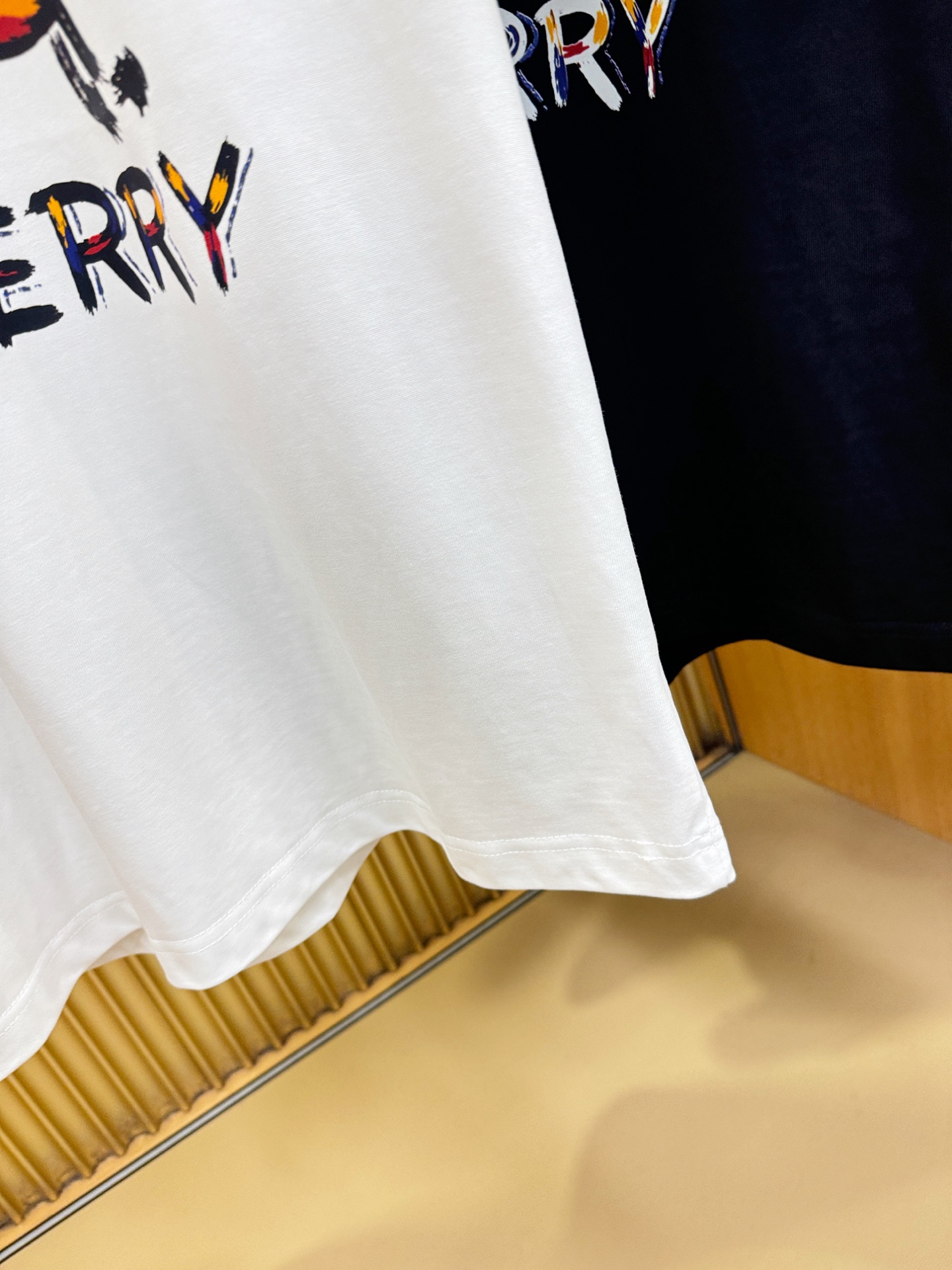 BURBERRY巴宝莉 2026新款短袖T恤！男女同款！走秀图案时尚休闲短袖T恤衫！设计logo设计！极具设计精选客供面