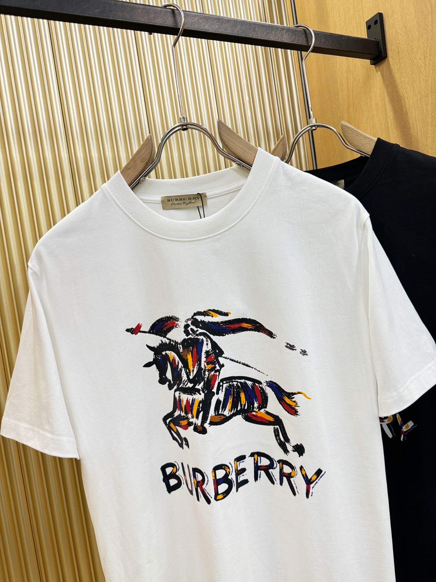 BURBERRY巴宝莉 2026新款短袖T恤！男女同款！走秀图案时尚休闲短袖T恤衫！设计logo设计！极具设计精选客供面