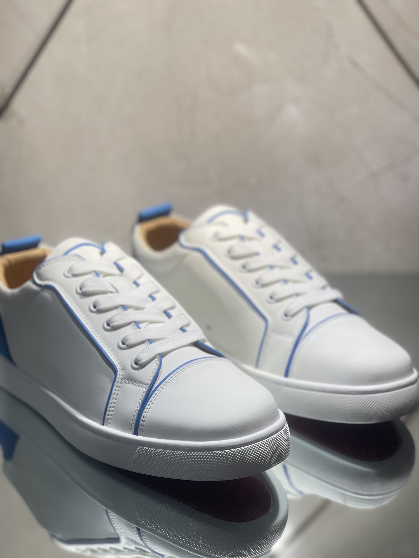 NO:284311,Dongguan. Purchase grade Refuse to mixed sales The highest version of the market Imported Australian diamonds Heavy industry crafts Latest model [Christian. L*ouboutin Red Sole] Latest couple sports running shoes, 100% comfortable foot feeling] The highest quality Comparable high-quality hardware Original shoe mold opening, the upper is slow to work and fine work Low-top white silk blue tail logo The counter genuine product is perfectly replicated with 38-46 sizes (38, 45, 46 sizes customized) Outdoor veteran driver driving shoes,19860909东莞产.代购级 拒绝混卖 市场最高版本 进口澳钻 重工工艺品 最新款【Christian. L*ouboutin 红底】 最新情侣款运动跑鞋 脚感舒适度百分百】最高质量 可对比 优质五金 原鞋开模 鞋面慢工出细活 低帮白丝绸蓝尾logo 专柜正品一比一完美复刻 码数38-46码（38、45、46码定做） 户外老司机驾车鞋,,Men's shoes