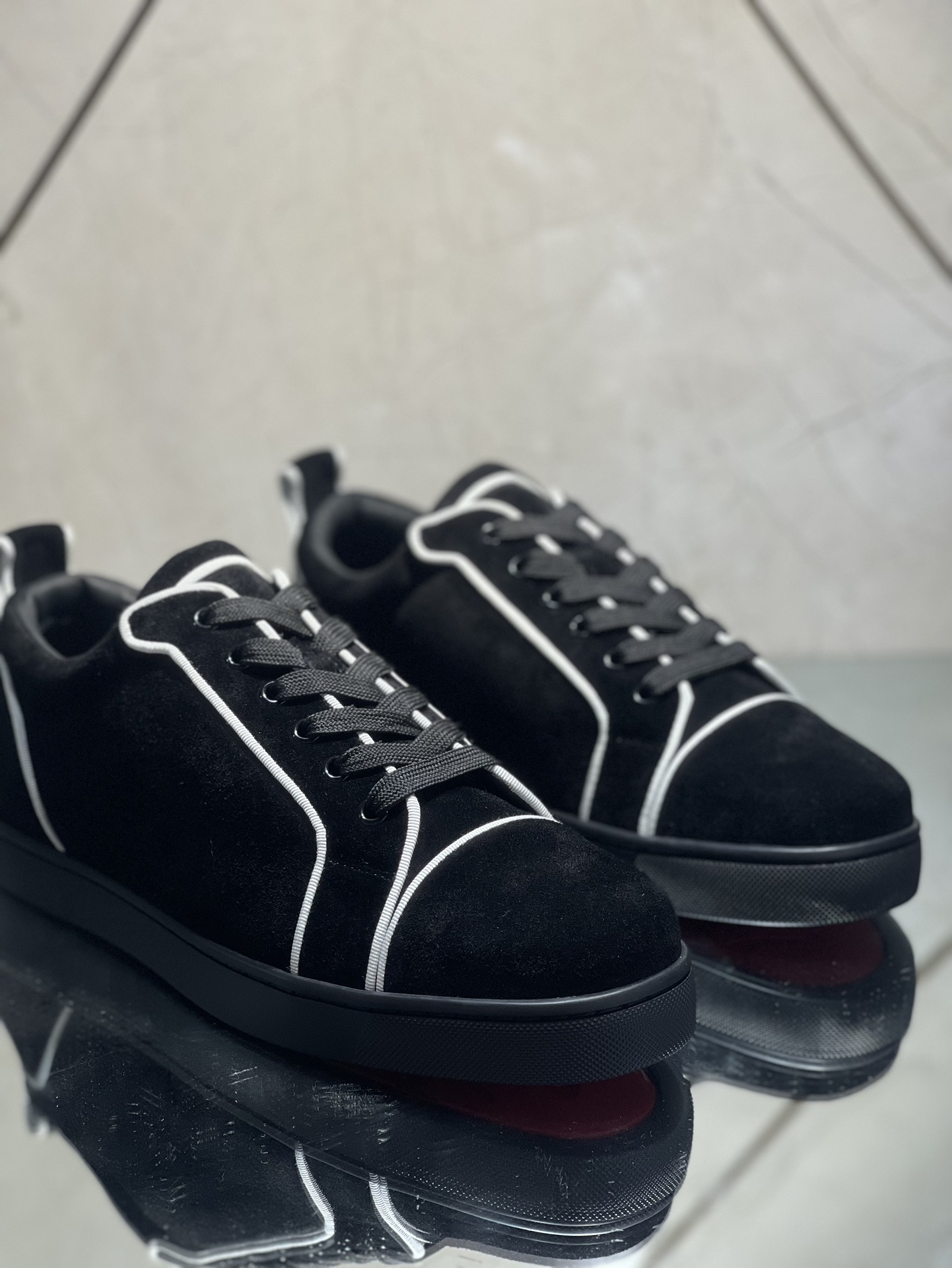 NO:781620,Factory custom-made model CL red sole series top purchase code number 35-47#, Italian imported cowhide surface, all imported cowhide lining, completely 1:1, original sole is specially provided by the original factory, exclusive movable molded sole is super comfortable, original factory follow-up order, high quality, can be entered and exited at will, welcome to compare. Order will be shipped in 3-7 days!  Customized items cannot be returned or exchanged!  Low top black velvet with white trim,cowhide19860909工厂定做款 CL红底系列顶级代购码数35-47#,意大利进口牛皮面,全进口牛皮里,完全1比1,鞋底原厂特供原版底,独家活动成型底超级舒适,原厂跟单货,高品质,可随意进出,欢迎对比 下单3-7天出货！定做不退换！ 低帮黑绒白边,,cowhide,Men's shoes