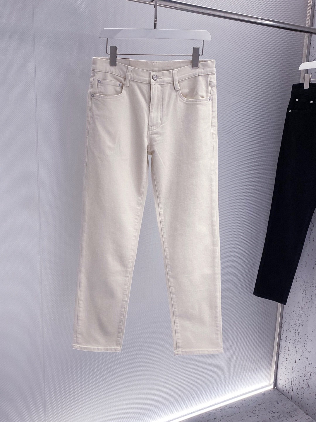 D。后兜字母Logo刺绣小直筒男士牛仔裤高端系列客供定制·优质牛仔棉布经水洗处理后洗水色泽非常高级绝对高