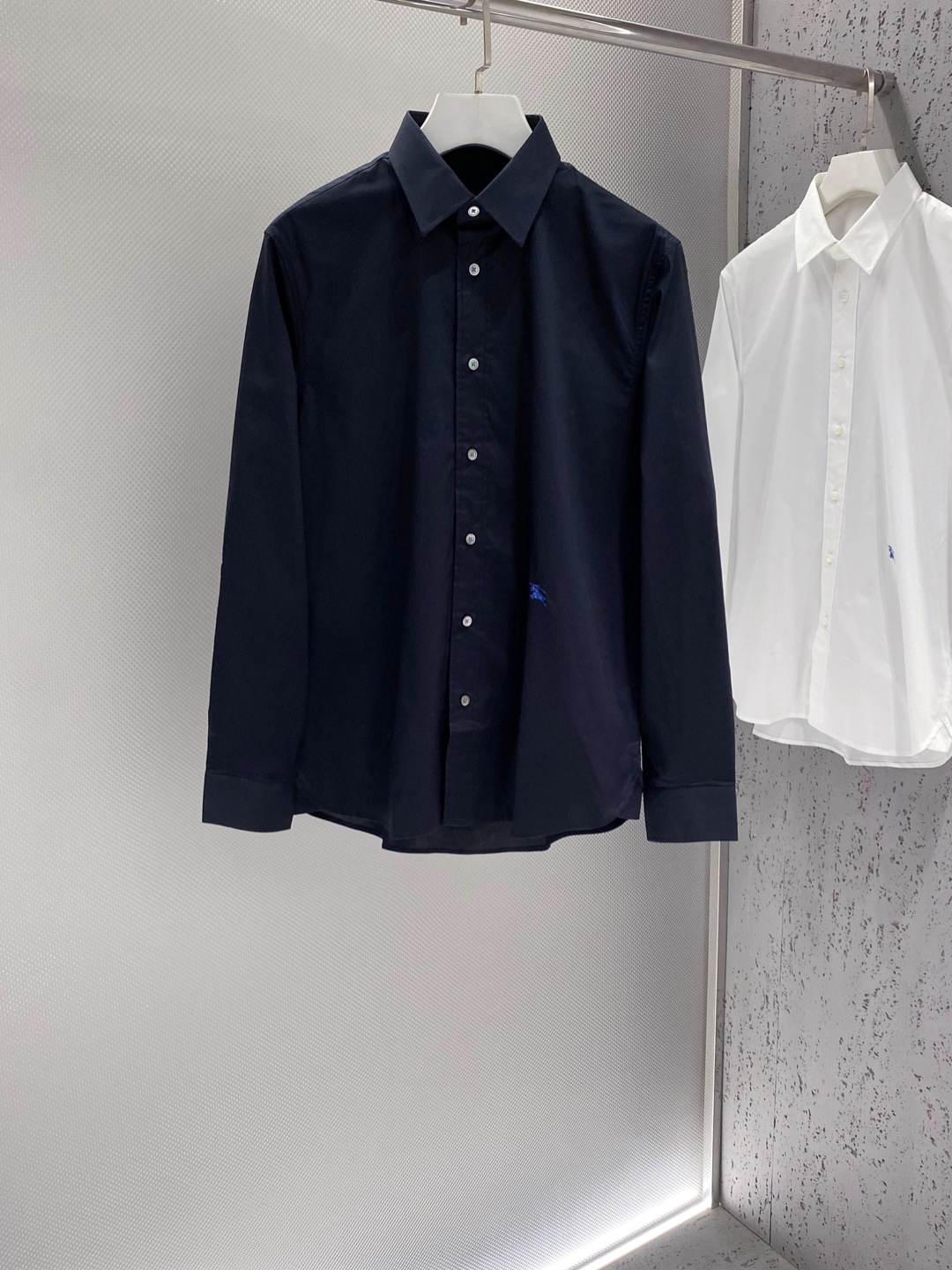 新款 BUR~撞色徽标刺绣府绸棉男士长袖衬衫。代工厂出货客供定制高支府绸棉～带弹力柔软细腻🌾、透气。极简