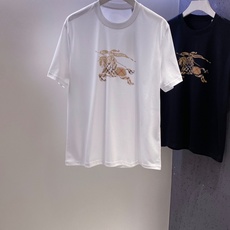 BUR~经典格纹大战马logo印花圆领短袖T恤 新品 胸前大幅战马印花,是BUR家跨越世纪的标志性图腾;清晰还原品牌经典 BUR~经典格纹大战马logo印花圆领短袖T恤 新品 胸前大幅战马印花,是BUR家跨越世纪的标志性图腾;清晰还原品牌经典