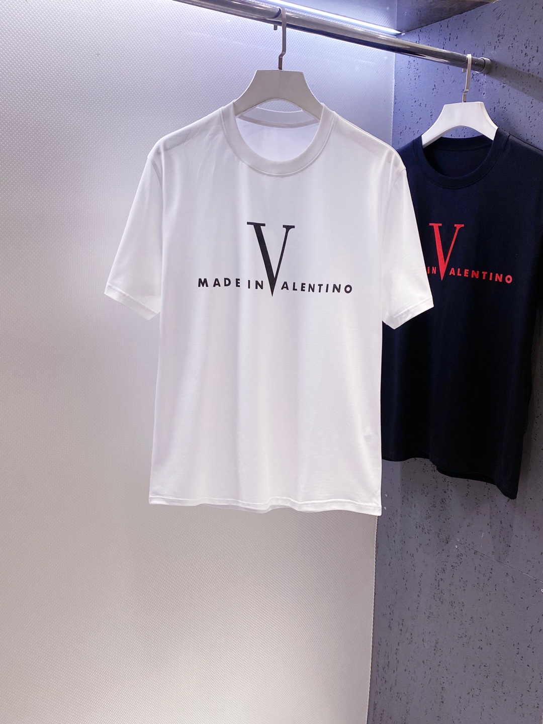 VA~胸前大V字母logo印花短袖T恤 2026春夏新品 把意大利的浪漫与奢华穿进日常，胸前大V logo是低调的身份徽