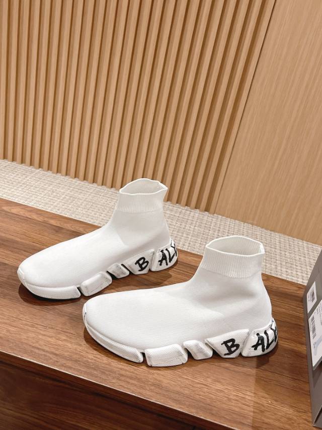 NO:558176,Actual price [Balencia**] The latest SPEED2.0 multi-compression molded combination outsole from Paris * House. Balenciaga’s top couple socks and shoes. Original purchase and development!  The top version on the market, with upgraded quality, every detail including packaging is compared to ZP!  Newly upgraded TPU vacuum molded combination outsole!  More comfortable and easy to wear!  3D knitted fabric is breathable and does not deform!  The logo is the same as the original one, please distinguish it from the market currency!  Balenciaga’s latest packaging!  Couple size SIZE35-45,,balenciaga,balenciaga,socks19860909实价【Balencia**】巴黎*家最新款SPEED2.0 多重压模组合大底 巴黎世家顶级情侣袜子鞋 原版购入开发！市面顶级版本,品质升级,各个细节包括包装都对比ZP！全新升级TPU抽真空压模组合大底！上脚更舒适好穿！3D针织面料透气不变形！Logo和原版一样,请区别市场通货！巴黎世家最新包装！ 情侣款SIZE35-45,,balenciaga,balenciaga,socks,Men's shoes