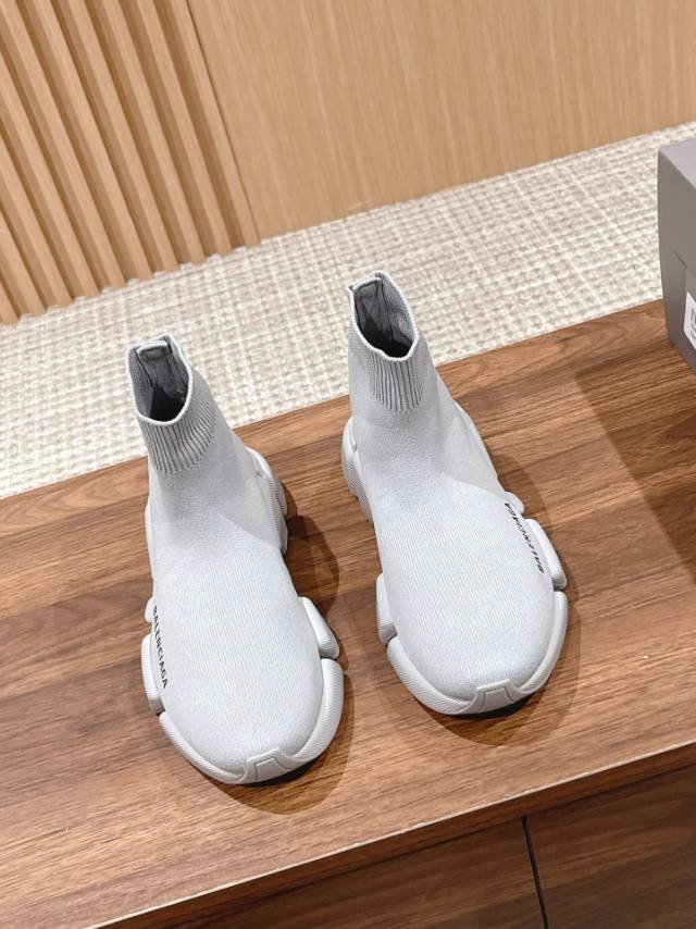 NO:558160,Actual price [Balencia**] The latest SPEED2.0 multi-compression molded combination outsole from Paris * House. Balenciaga’s top couple socks and shoes. Original purchase and development!  The top version on the market, with upgraded quality, every detail including packaging is compared to ZP!  Newly upgraded TPU vacuum molded combination outsole!  More comfortable and easy to wear!  3D knitted fabric is breathable and does not deform!  The logo is the same as the original one, please distinguish it from the market currency!  Balenciaga’s latest packaging!  Couple size SIZE35-45,,balenciaga,balenciaga,socks19860909实价【Balencia**】巴黎*家最新款SPEED2.0 多重压模组合大底 巴黎世家顶级情侣袜子鞋 原版购入开发！市面顶级版本,品质升级,各个细节包括包装都对比ZP！全新升级TPU抽真空压模组合大底！上脚更舒适好穿！3D针织面料透气不变形！Logo和原版一样,请区别市场通货！巴黎世家最新包装！ 情侣款SIZE35-45,,balenciaga,balenciaga,socks,Men's shoes