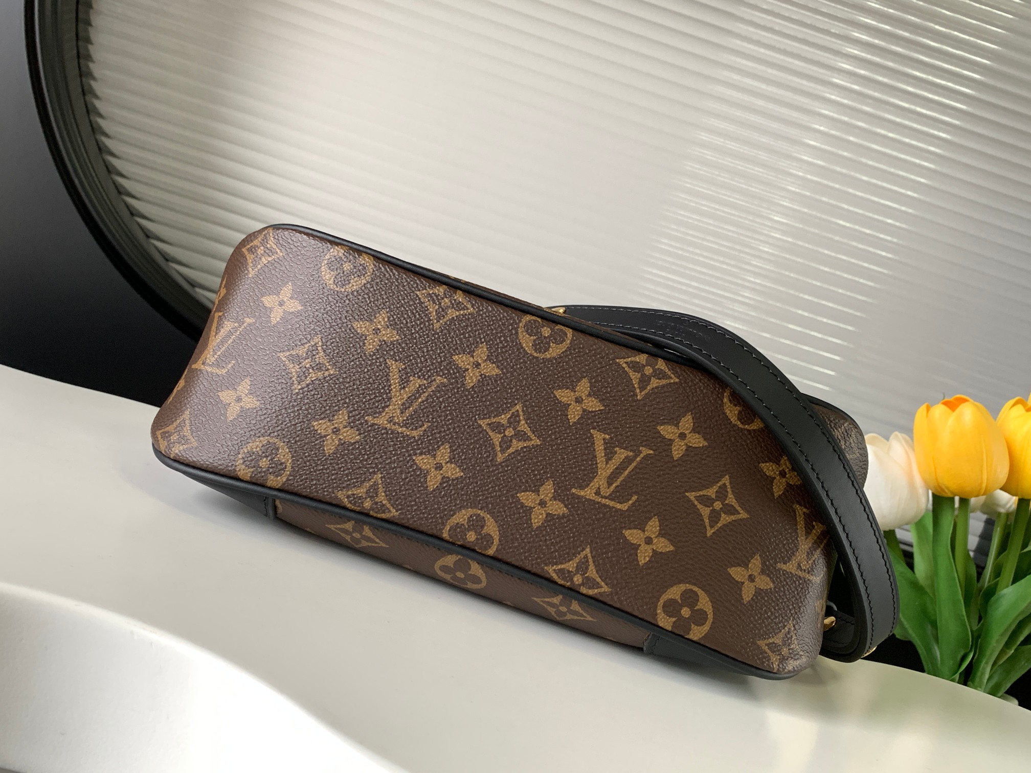 M45832老花黄皮 M45831老花黑Odeon 小号手袋，以 Monogram 帆布和加固皮革边角传递复古意味。可调节肩带便于肩背或斜挎，轻启拉链即可取放随行物品。尺寸：27.0 x 16.0 x 10.0 厘米