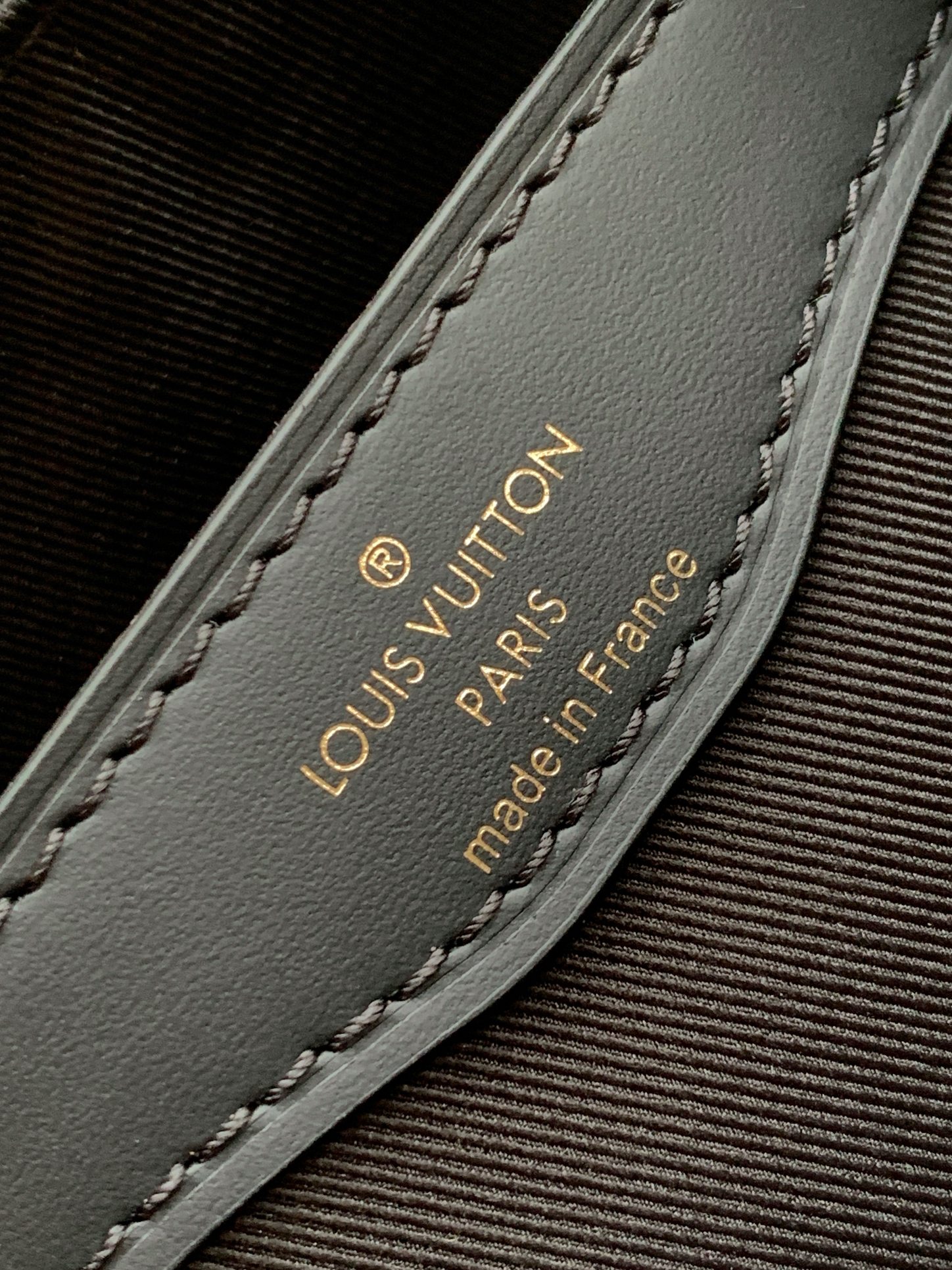 M45832老花黄皮 M45831老花黑Odeon 小号手袋，以 Monogram 帆布和加固皮革边角传递复古意味。可调节肩带便于肩背或斜挎，轻启拉链即可取放随行物品。尺寸：27.0 x 16.0 x 10.0 厘米