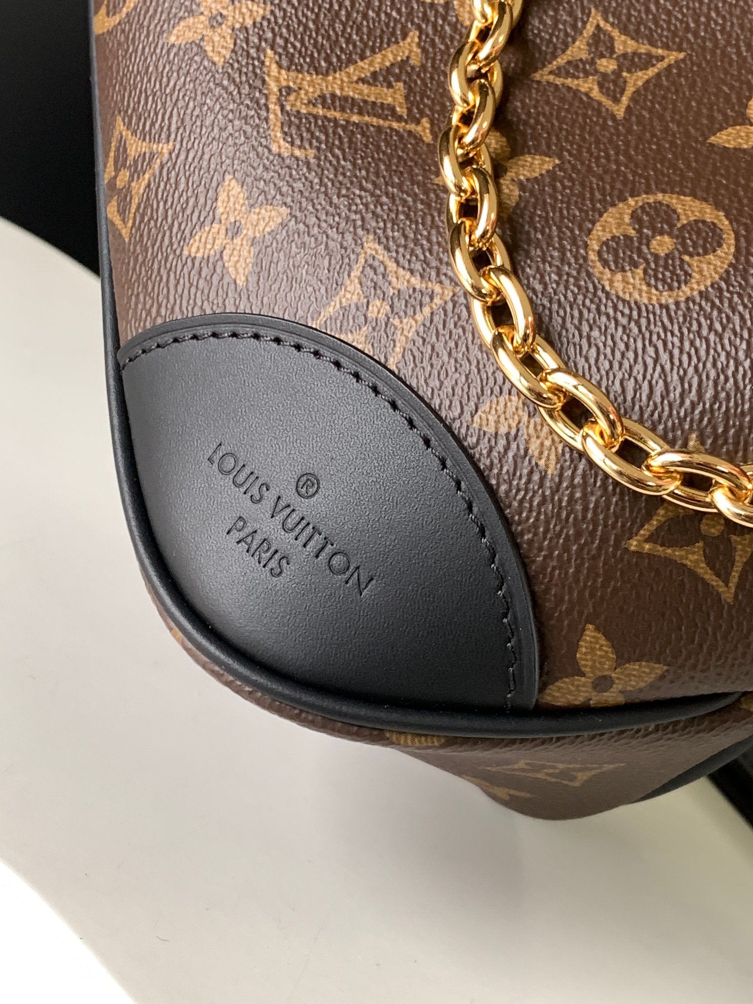 M45832老花黄皮 M45831老花黑Odeon 小号手袋，以 Monogram 帆布和加固皮革边角传递复古意味。可调节肩带便于肩背或斜挎，轻启拉链即可取放随行物品。尺寸：27.0 x 16.0 x 10.0 厘米