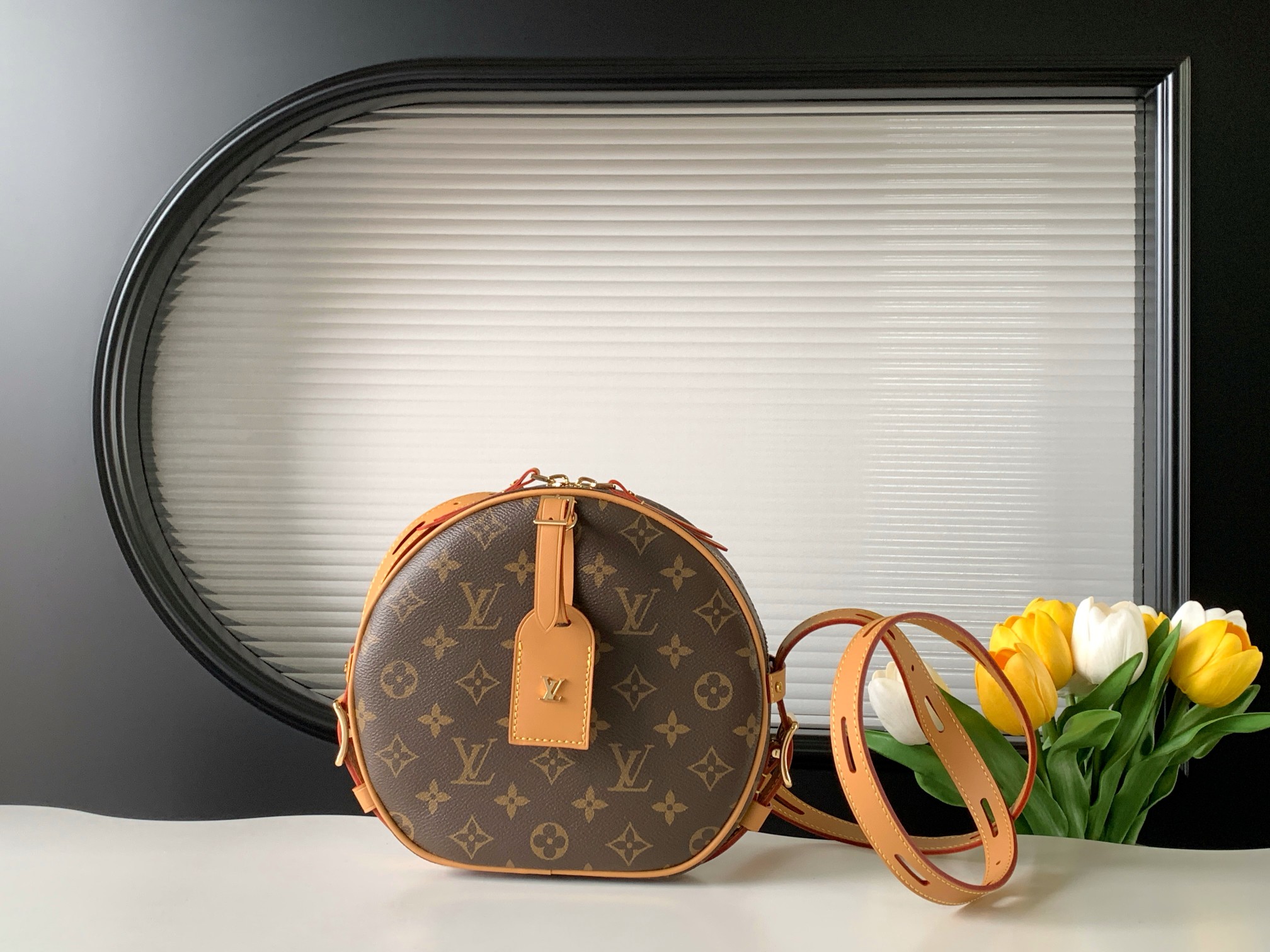 NO:180734,Genuine grade [Dynamic variable code chip top original single enhanced version] Women's art director Nicolas Ghesquière launches elegant and charming Boite Chapeau Souple handbag based on classic hat box. Inspired by Louis Vuitton traditional suitcase, soft Monogram canvas body paired with leather long shoulder straps, easy shoulder or crossbody. Model M45647/M52294 Dimensions 20 x 22.5 x 8 cm (length x height x width), Genuine grade LV, louis vuitton, louis vuitton,hats19860909正品级【动态变码芯片 顶级原单加强版】 女装艺术总监 Nicolas Ghesquière 以经典帽盒为原型,推出优雅迷人的 Boite Chapeau Souple 手袋.以路易威登传统旅行箱为灵感,柔软的 Monogram 帆布包身搭配皮革长肩带,轻松肩背或斜挎. 型號M45647/M52294 尺寸20 x 22.5 x 8 厘米 (长度 x 高 x 宽),正品级LV,louis vuitton,louis vuitton,hats,Bag