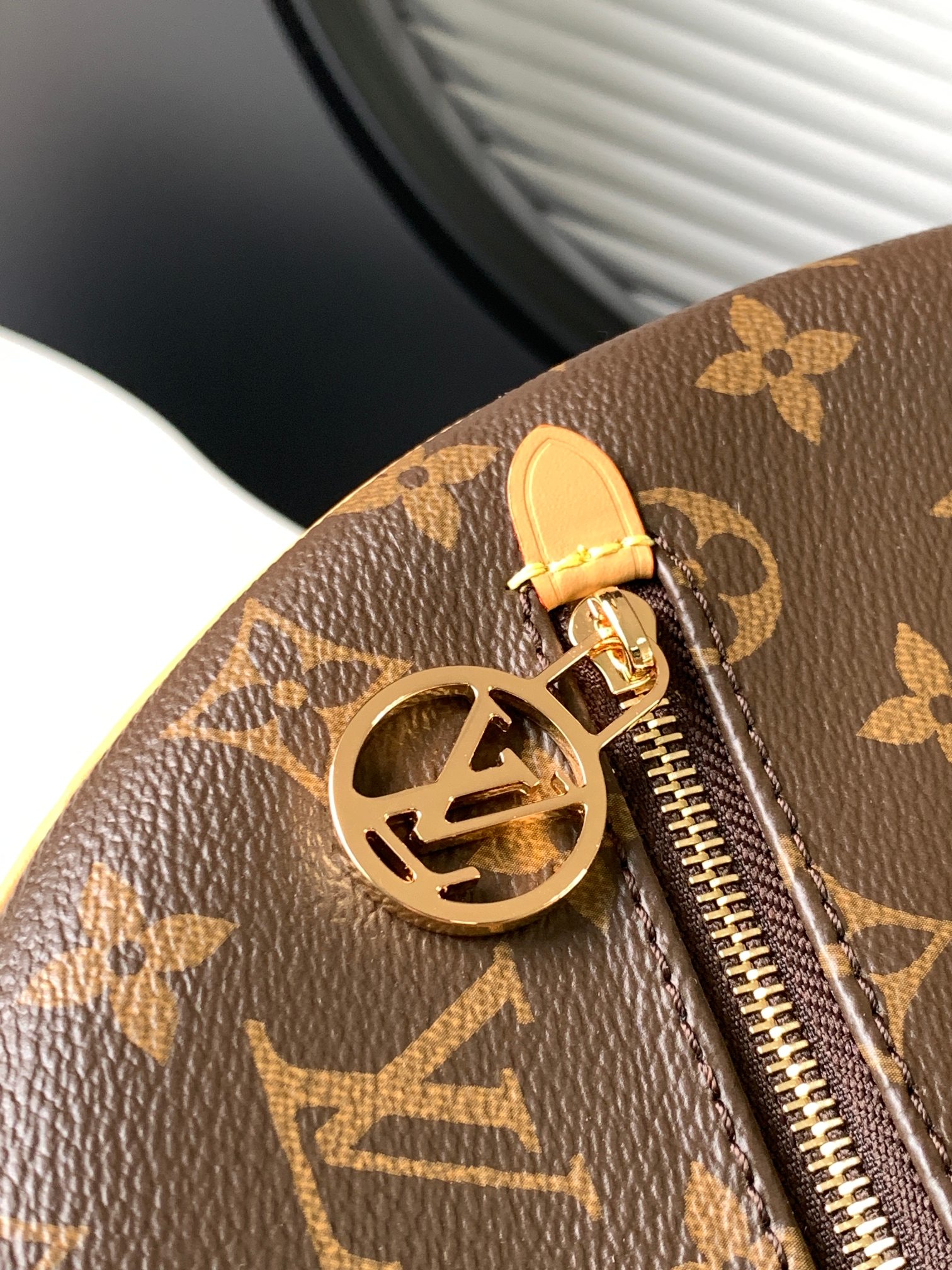 M81098 Nicolas Ghesquière 溯源档案中的 Croissant 手袋，于 2022 早春系列推出 Loop 半月形法棍包。紧凑构型贴合身体律动，拉链前袋配有圆形拉链头，链条和皮革肩带实现肩背和斜挎选择。尺寸：23 x 13 x 6 厘米