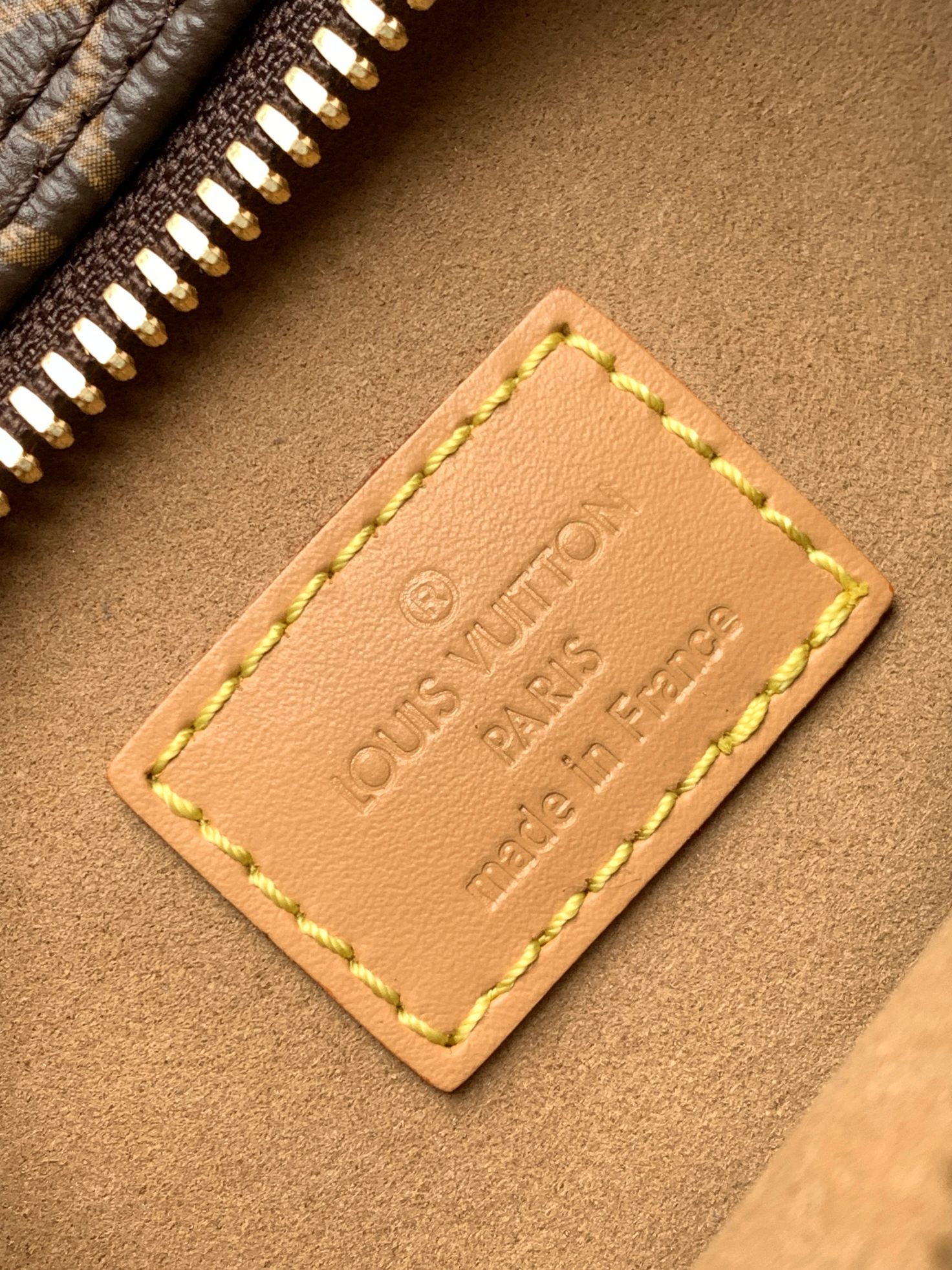 M81098 Nicolas Ghesquière 溯源档案中的 Croissant 手袋，于 2022 早春系列推出 Loop 半月形法棍包。紧凑构型贴合身体律动，拉链前袋配有圆形拉链头，链条和皮革肩带实现肩背和斜挎选择。尺寸：23 x 13 x 6 厘米