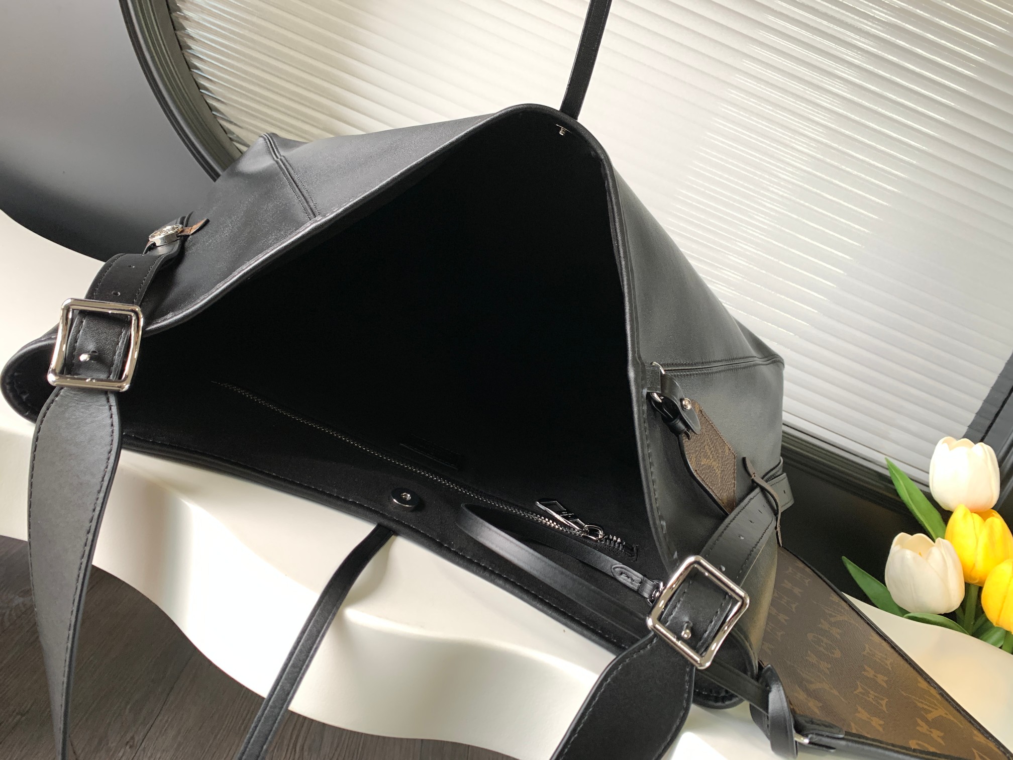 P650【动态变码芯片 顶级原单加强版】M25143 】本款 CarryAll Dark 中号手袋以柔软羊皮革塑造时尚慵懒廓形，为 2024 春夏秀场造型增添瞩目姿彩。抛光金属件与触感良好的微皱纹理互为映衬。充裕空间可容纳多样日常用品，成就出行良伴。39 x 30 x 15 厘米(长度 x 高 x 宽)