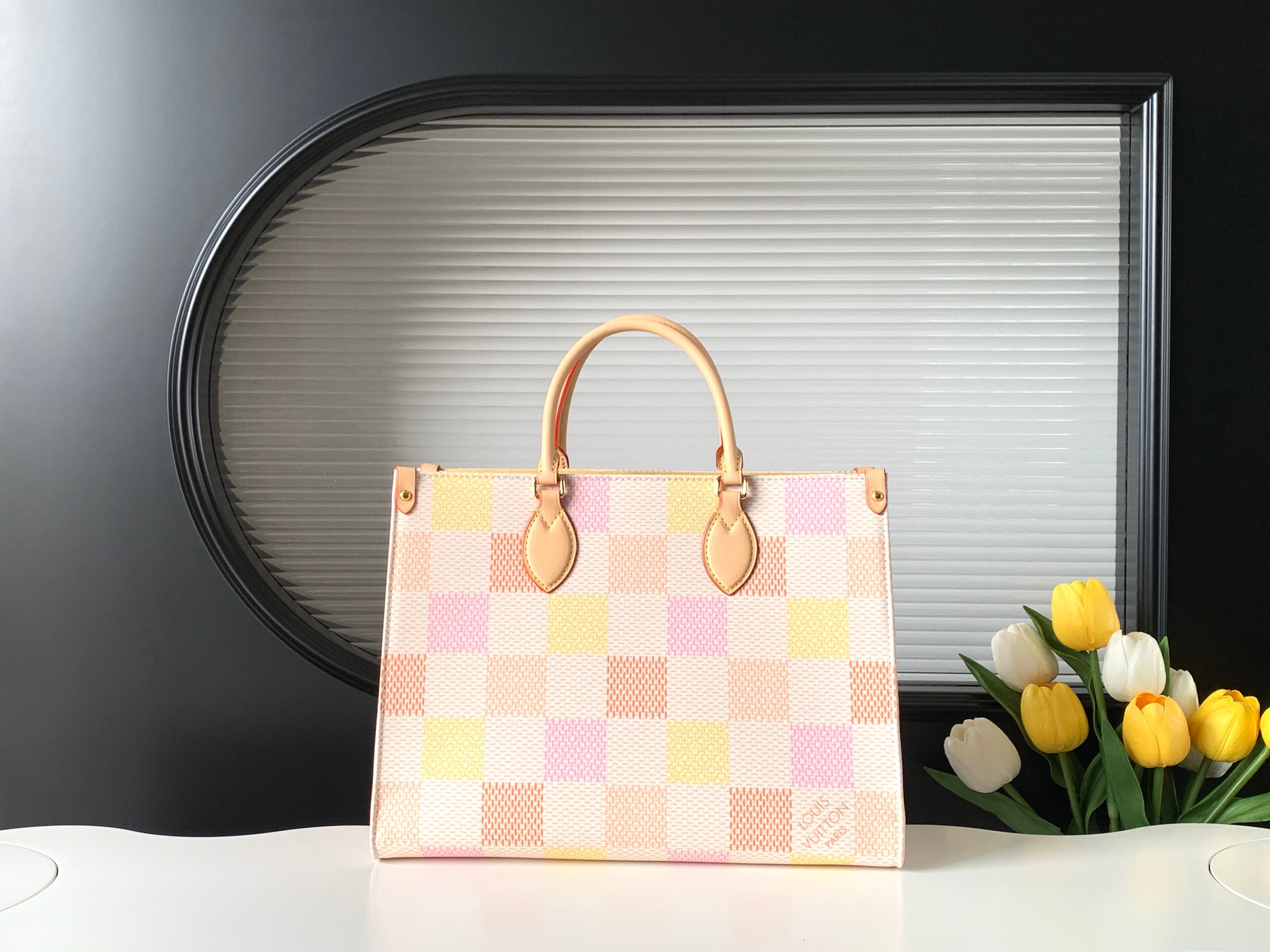 NO:180854,Genuine grade [Dynamic variable code chip top-level original single enhanced version] N40518 M46913-46912 checkerboard grid, square bag, mommy bag series, new season ONTHEGO medium handbag This OnTheGo medium handbag depicts large Monogram Zhr chessboard pattern with coated canvas, and then lays the complex Monogram for trim and lining, showing the inspiration of traditional Portuguese flower tiles. Enriched space combined with long and short handle design to achieve a good choice for daily travel. Detailed features 35 x 27 x 14 cm (length x height x width)., Genuine grade LV, louis vuitton19860909正品级【动态变码芯片 顶级原单加强版】N40518 M46913-46912棋盘格 四方包妈咪袋系列 当季新款ONTHEGO 中号手袋 本款 OnTheGo 中号手袋为涂层帆布描绘大号 Monogram Zhr棋盘格图案,再为饰边和内衬铺陈繁复 Monogram ,展现传统葡萄牙花砖的灵感启发.充裕空间结合长短手柄设计,实现日常随行佳选.详细特征35 x 27 x 14 cm(长度 x 高 x 宽).,正品级LV,louis vuitton,Bag