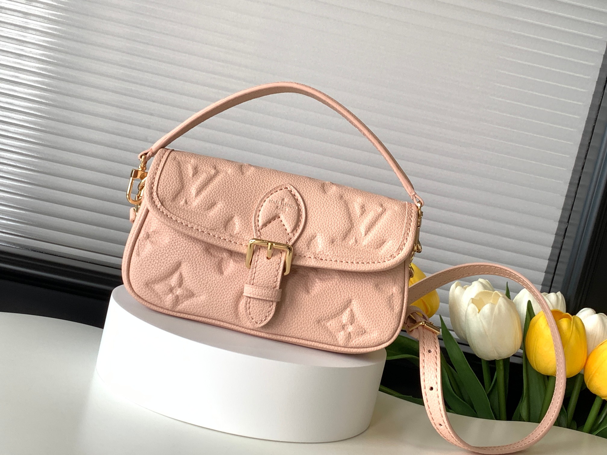 NO:181137,Genuine grade [Dynamic Variable Chip Top Original Single Quality] M83300 Apricot M83566 Pink M83592 Blue Top Original Single Nano Diane handbag Concentrate Diane handbags The classic configuration of this Nano Diane handbag is rendered in dual tones for Monogram Empreinte leather. The rounded flap, exquisite edging and belt-style magnetic buckle closure flexible to show the iconic details of the prototype, with a removable handle and removable and adjustable shoulder straps enabling multiple portability. 19.0 x 10.5 x 6.0 cm (Length x Height x Width) Monogram Empreinte embossed soft-grain cowhide cowhide microfiber lining Metal parts Magnetic buckle closure Shoulder strap removable, adjustable strap half length 43.0 cm  Half length of the bag can be adjusted to 51.0 cm. Single handle, genuine LV, louis vuitton, cowhide19860909正品级【动态变码芯片 顶级原单质量】 M83300杏色 M83566 粉色 M83592 蓝色顶级原单 本款 Nano Diane 手袋浓缩 Diane 手袋的经典构型,为 Monogram Empreinte 皮革渲染双重色调.圆润翻盖、考究镶边和腰带式磁扣开合灵动展现原型的标志性细节,可拆卸手柄和可拆卸并调节的肩带实现多种背携方式.19.0 x 10.5 x 6.0 厘米 (长 x 高 x 宽) Monogram Empreinte 压纹软粒面牛皮革 牛皮革饰边 微纤维内衬 金属件 磁扣开合 肩带可拆卸,可调节 包带半长43.0 厘米 包带半长可调至51.0 厘米 手柄单手柄,正品级LV,louis vuitton,cowhide,Bag