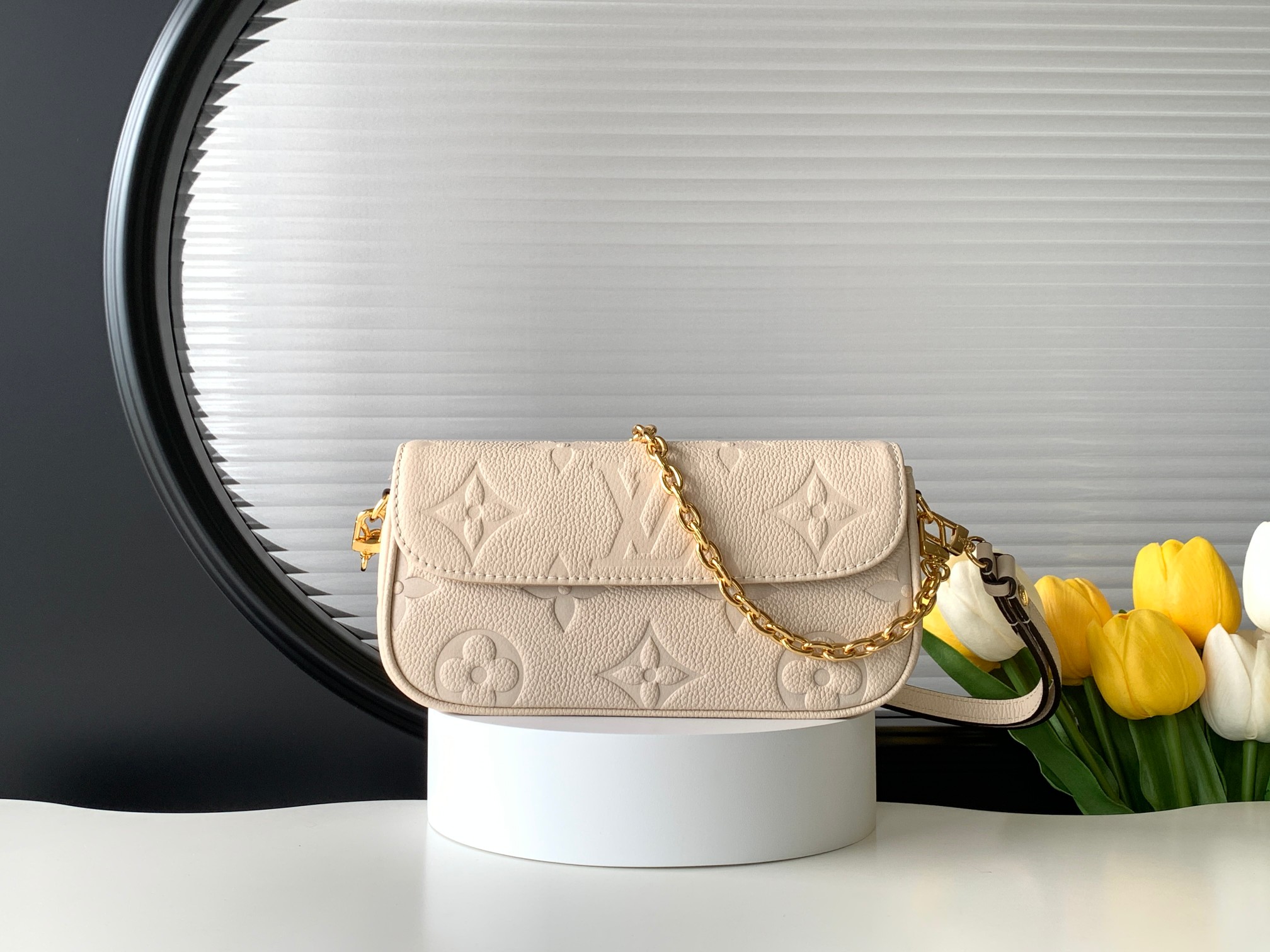 NO:181132,Genuine grade [Dynamic Variable Chip Top-level Original Single Enhanced Edition] M82210m White M82154 Black M82211 Gray Wallet on Chain Ivy Handbag on Monogram Empreinte Grained Leather Surface Imprinted Large Monogram Pattern, adding a trendy choice for daily travel and evening occasions. Use short chains and removable and adjustable leather shoulder straps, handheld, shoulder back and crossbody to switch. 23.5 x 12.0 x 4.3 cm (Length x Height x Width) Monogram Empreinte Embossed Grained Cowhide Leather Microfiber Lining Leather Pocket with Cowhide Leather Lining Metal Parts Card Mixture Patch Pocket Zipper Bag Main Component Magnetic Class Closure Shoulder Strap Removable, adjustable  The strap half length is 22.5 cm The strap half length is adjustable to 44.0 cm The chain is removable. The chain half length is 18.5 cm, genuine grade LV, louis vuitton, cowhide19860909正品级【动态变码芯片 顶级原单加强版】M82210米白 M82154黑色 M82211灰色Wallet on Chain Ivy 手袋于 Monogram Empreinte 粒面皮革表面压印大号 Monogram 图案,为日常出行和晚间场合再添潮流之选.巧用短链条和可拆卸并调节的皮革肩带,手持、肩背、斜挎随心切换.23.5 x 12.0 x 4.3 厘米 (长 x 高 x 宽) Monogram Empreinte 压纹粒面牛皮革 微纤维内衬 皮革口袋配有牛皮革内衬 金属件 卡片夹层 贴袋 拉链袋 主隔层 磁扣开合 肩带可拆卸,可调节 包带半长22.5 厘米 包带半长可调至44.0 厘米 链条可拆卸 链条半长18.5 厘米,正品级LV,louis vuitton,cowhide,Bag