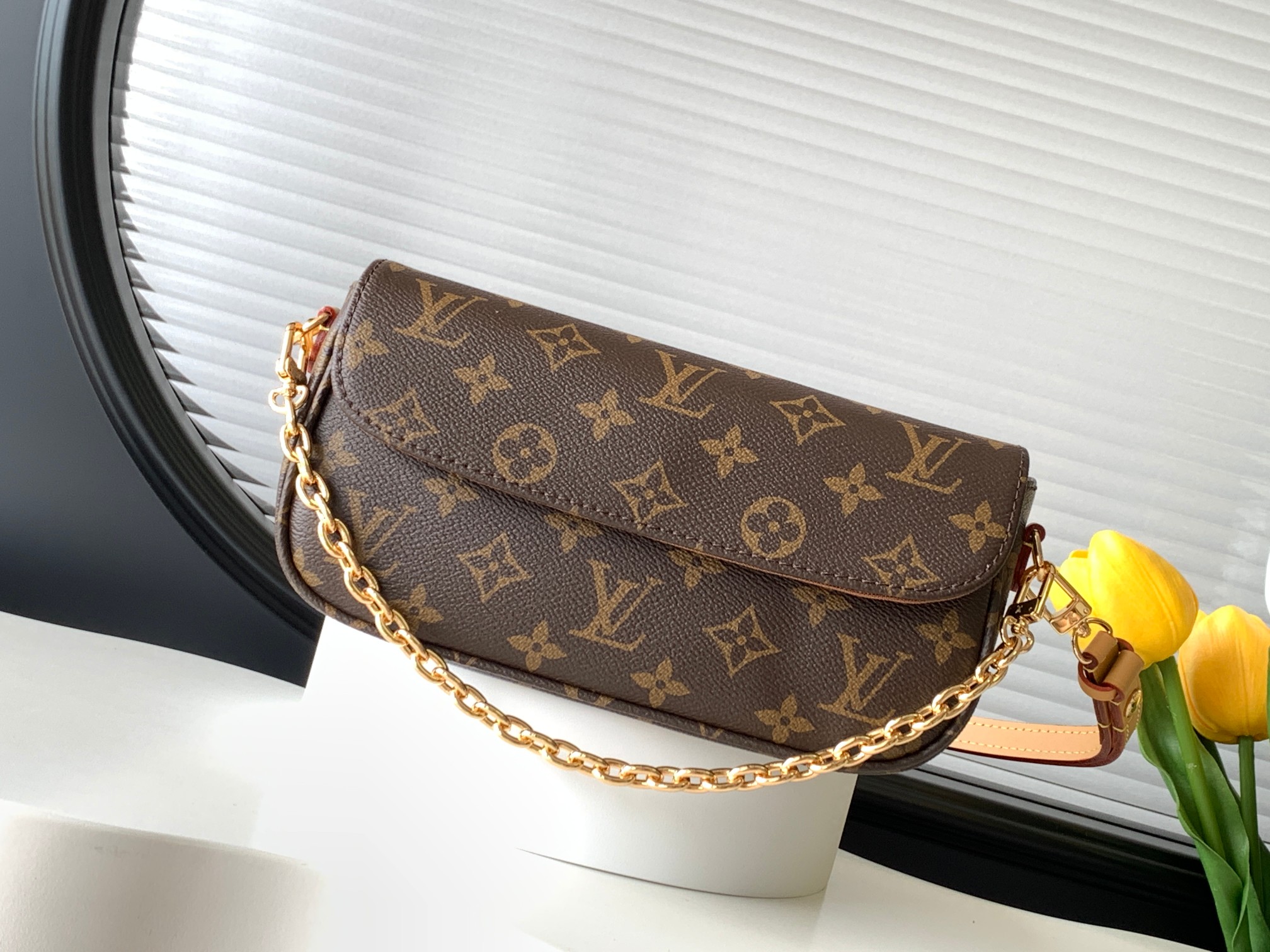 Louis Vuitton Bolso al Hombro Ivy: Elegancia Monogram para tu Día a Día