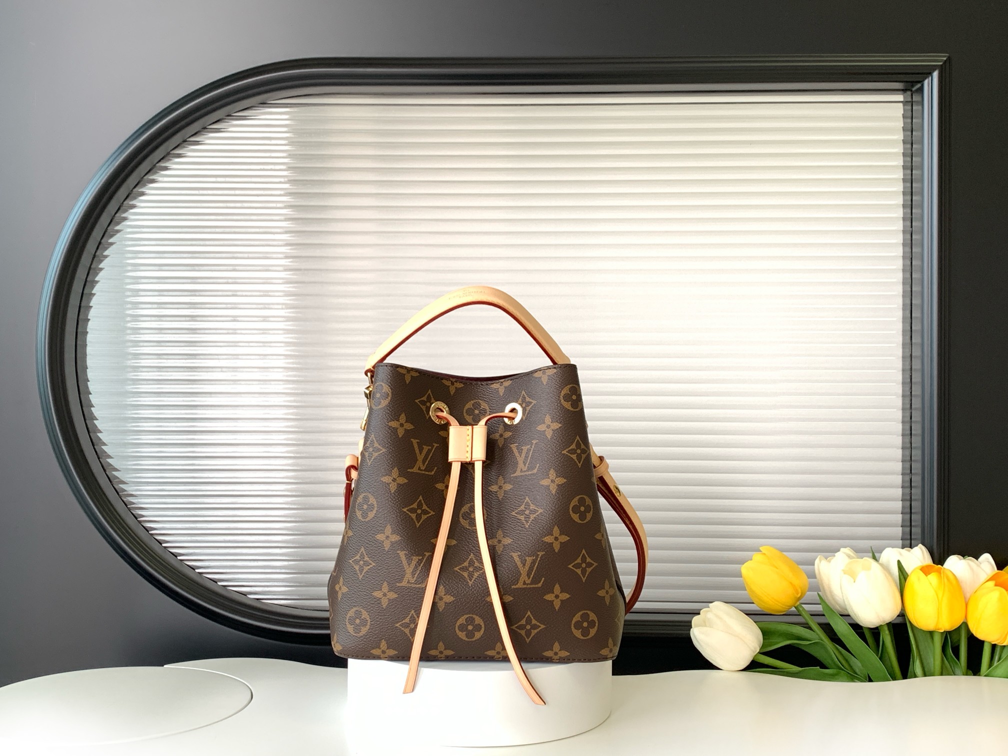 NO:181149,【Genuine grade original leather version dynamic variable code chip top original single enhanced version】 Steel corn hardware identify picture details top original list M46581 presbyopia mini bucket bag series NONO BB handbag plus the Monogram canvas decoration Neoono on BB. The house's iconic Neono reinterprets the bucket bag into a small size design. It can carry enough storage space for essentials such as keys, AirPods and iPhones. It can safely store the leather rope for carrying items. With removable handles and removable and adjustable belts, you can use a variety of styling items. 20 x 20 x 13 cm, authentic LV, louis vuitton19860909【正品级  原厂皮版本动态变码芯片 顶级原单加强版】 钢鸡眼五金 认准图片细节顶级原单 M46581老花 迷你水桶包系列 NONO BB手袋 加上天然皮革材质的修饰的Monogram帆布材质的Neoono上BB.房子标志性的Neono,把水桶包重新诠释成小尺寸的设计.可以携带钥匙、AirPod和iPhone等必需品的充足的收纳空间.可以安全保管携带物品的皮绳.利用可拆卸的手柄和可拆卸及可调节的束带,可以多种造型的项目.20 x 20 x 13 cm,正品级LV,louis vuitton,Bag