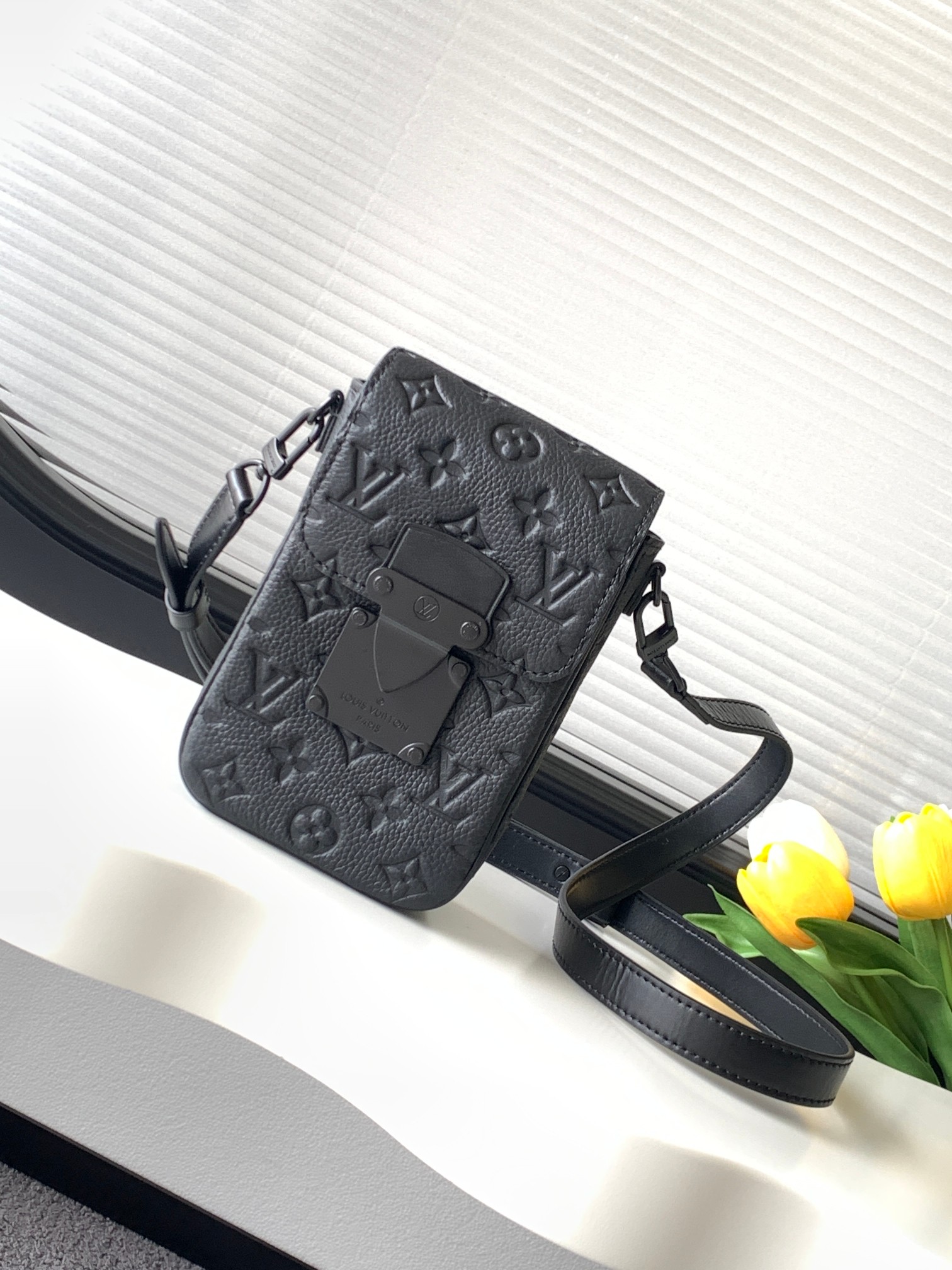 NO:181101,Genuine grade [Dynamic Variable Chip Top Original Single Enhanced Version] S-Lock Vertical Wearable wallet imprints the iconic Monogram pattern on elegant Taurillon leather, and then uses magnetic buckle opening and closing to trace the traditional hard box lock design. The compact configuration can also accommodate daily needs, allowing personal items to be easily followed, and declares trendy proposition. Model M81524 Dimensions 12 x 19 x 7 cm (length x height x width), Genuine grade LV, louis vuitton19860909正品级【动态变码芯片 顶级原单加强版】 S-Lock Vertical Wearable 钱夹将标志性 Monogram 图案压印于雅致 Taurillon 皮革,再以磁扣开合回溯传统硬箱锁扣设计.紧凑构型亦可容纳日常所需,令个人物品轻松随行,宣示潮流主张. 型號M81524 尺寸12 x 19 x 7 厘米 (长度 x 高 x 宽),正品级LV,louis vuitton,Bag