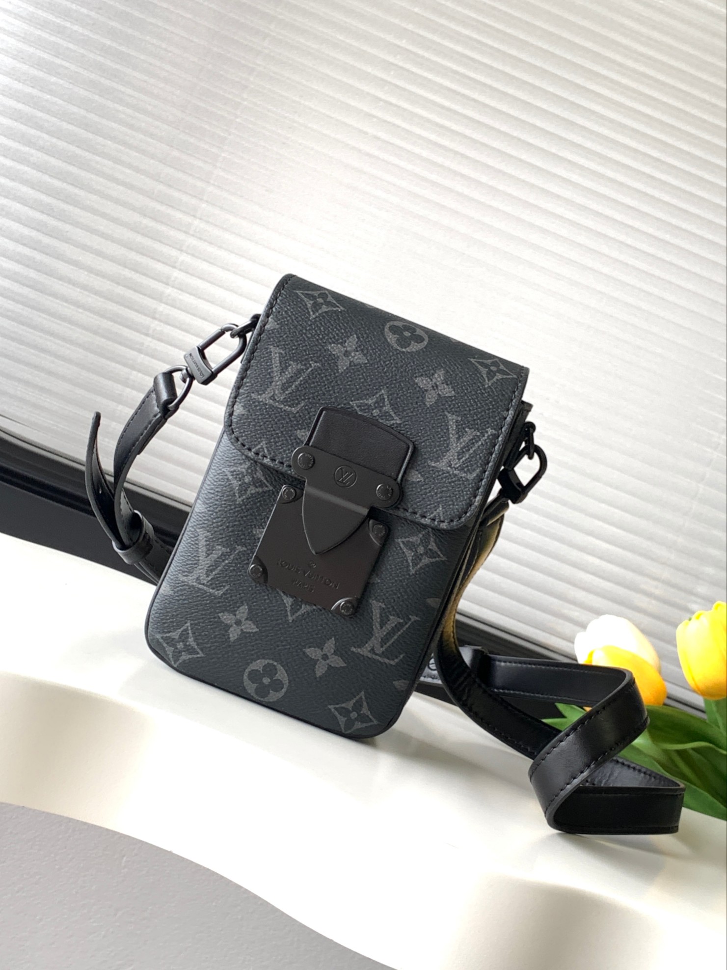 NO:181107,Genuine grade [Dynamic variable code chip top-level original single enhanced version] S-Lock Vertical mini handbag material Monogram Eclipse canvas, making daily items easy to accompany. The magnetic buckle design comes from the brand's traditional hard box lock buckle, which safely stores personal items. The mobile phone compartment adds functional details, adjustable and removable shoulder straps to achieve comfortable shoulder and crossbody. Model M82252 Dimensions 12 x 19 x 7 cm (length x height x width), Genuine grade LV, christian louboutin, louis vuitton19860909正品级【动态变码芯片 顶级原单加强版】S-Lock Vertical 迷你手袋取材 Monogram Eclipse 帆布,令日常物品轻松随行.磁扣设计源自品牌传统硬箱锁扣,稳妥收纳个人物品.手机隔层再添功能细节,可调节及可拆卸肩带实现舒适肩背与斜挎. 型號M82252 尺寸12 x 19 x 7 厘米 (长度 x 高 x 宽),正品级LV,christian louboutin,louis vuitton,Bag