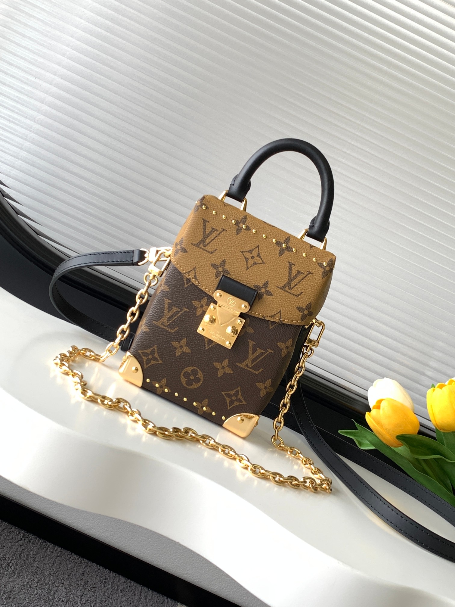 NO:182305,【Dynamic Variable Chip Top-Level Single Enhanced Edition】M82465 This Camera Box handbag is made of a modern configuration with Monogram and Monogram Reverse canvas, combining the iconic details of the Petite Malle handbags such as S-lock buckles, metal corners and studs. The slender chain highlights the soft style, and the top handle adds a comfortable carrying method. 12.5 x 17.6 x 6.0 cm (Length x Height x Width) Monogram and Monogram Reverse coated canvas Cowhide leather trim Microfiber lining Metal parts Flip closure with S-lock buckle Rear inner patch pockets S-lock straps removable and adjustable straps half length 49.0 cm  The half-length of the strap can be adjusted to 57.0 cm. The chain can be detached. The half-length of the chain is 29.0 cm. Single handle, genuine LV, louis vuitton, versace, cowhide19860909【 动态变码芯片 顶级原单加强版】M82465 本款 Camera Box 手袋以 Monogram 和 Monogram Reverse 帆布塑造摩登构型,融合 S-lock 锁扣,金属包角和饰钉等 Petite Malle 手袋的标志性细节.纤细链条彰显柔美格调,顶部手柄再添舒适背携方式.12.5 x 17.6 x 6.0 厘米 (长 x 高 x 宽) Monogram 和 Monogram Reverse 涂层帆布 牛皮革饰边 微纤维内衬 金属件 翻盖开合,配有 S-lock 锁扣 后侧内贴袋 肩带可拆卸,可调节 包带半长49.0 厘米 包带半长可调至57.0 厘米 链条可拆卸 链条半长29.0 厘米 手柄单手柄,正品级LV,louis vuitton,versace,cowhide,Bag