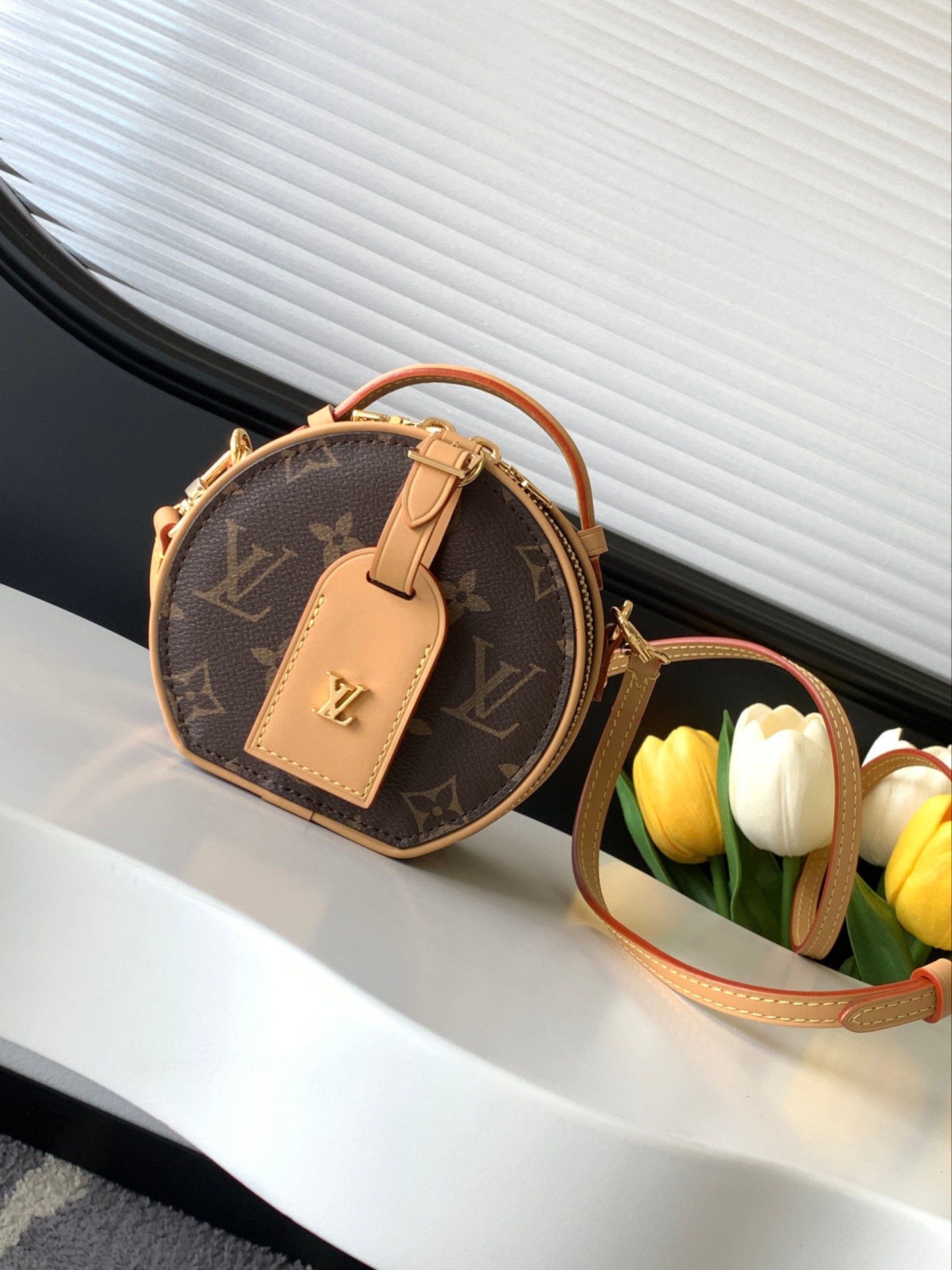 NO:181454,Authentic [Dynamic Variable Chip Top Original Single Enhanced Edition] Boite Chapeau Mini Bag uses Monogram-coated canvas, embellished with Malletage quilted lining, using the brand's signature configuration and multiple classic elements. Open the zipper to show the exquisite inner lining, equipped with a large organ compartment. Removable shoulder straps for carrying, shoulder back, and can also be used as a waist bag. Model M44699 Dimensions 13 x 12 x 6.5 cm (length x height x width), authentic LV, louis vuitton, mini bags19860909正品级【动态变码芯片 顶级原单加强版】Boite Chapeau 迷你包选用 Monogram 涂层帆布,点缀 Malletage 绗缝内衬,采用品牌标志性构型和多个经典元素.打开拉链展现考究内里,配有大号风琴隔层.可拆卸肩带实现手提、肩背,亦可用作腰包. 型號M44699 尺寸13 x 12 x 6.5 厘米 (长度 x 高 x 宽),正品级LV,louis vuitton,mini bags,Bag