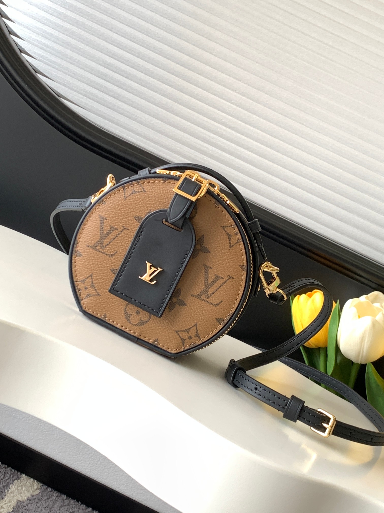 NO:181459,Authentic [Dynamic Variable Chip Top Original Single Enhanced Edition] Boite Chapeau Mini Bag uses Monogram-coated canvas, embellished with Malletage quilted lining, using the brand's signature configuration and multiple classic elements. Open the zipper to show the exquisite inner lining, equipped with a large organ compartment. Removable shoulder straps for carrying, shoulder back, and can also be used as a waist bag. Model M68276 Size 13 x 12 x 6.5 cm (length x height x width), authentic LV, louis vuitton, mini bags19860909正品级【动态变码芯片 顶级原单加强版】Boite Chapeau 迷你包选用 Monogram 涂层帆布,点缀 Malletage 绗缝内衬,采用品牌标志性构型和多个经典元素.打开拉链展现考究内里,配有大号风琴隔层.可拆卸肩带实现手提、肩背,亦可用作腰包. 型號M68276 尺寸13 x 12 x 6.5 厘米 (长度 x 高 x 宽),正品级LV,louis vuitton,mini bags,Bag