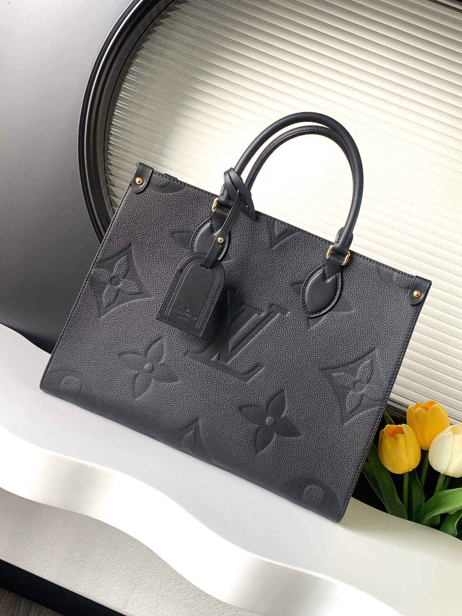 NO:182364,【Dynamic variable code chip top-level original single enhanced version】【ONTHEGO small handbag】M45595 embossed black work, shopping or weekend trip, pick up the Onthego handbag and set off immediately. Extra large Monogram prints compared to mini Monogram trim, matched with abundant inner design, avant-garde and modern feel is self-evident. Size 34-26-15 cm, authentic LV, louis vuitton19860909【 动态变码芯片 顶级原单加强版】【ONTHEGO 小号手袋】M45595 压花 黑色工作、购物或周末出游,拎起 Onthego 手袋即刻出发.超大号 Monogram 印花对比迷你 Monogram 饰边,搭配充裕内里设计,前卫摩登之感不言而喻.尺寸34-26-15 cm,正品级LV,louis vuitton,Bag