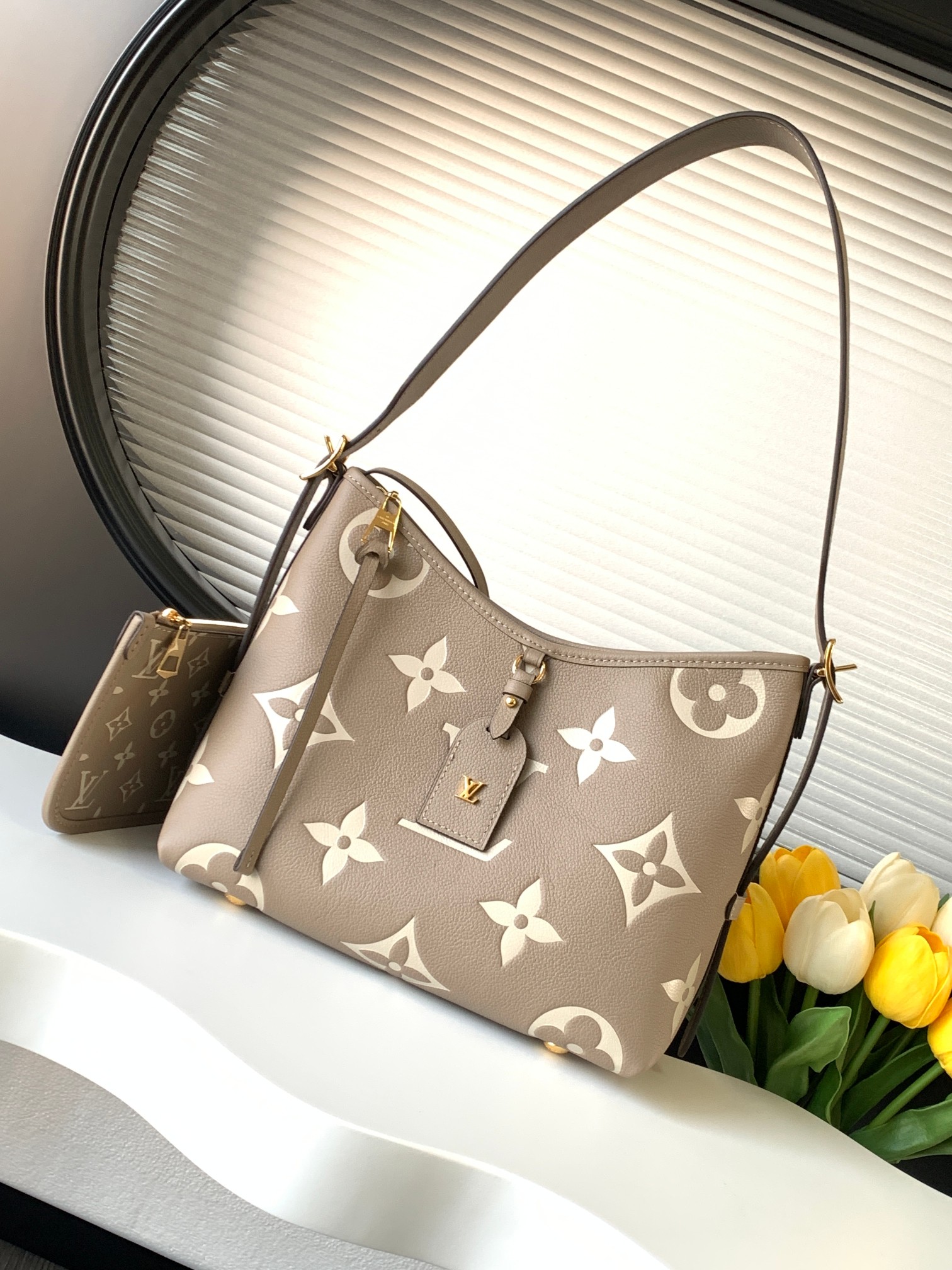 NO:182307,【Dynamic variable code chip top-level original single enhanced version】M24141 white powder M46288 black M46277 apricot M47180 elephant gray CarryAll small handbag is made of Monogram Empreinte embossed leather, with a full configuration with a neat inner layer, and the large inner bag adds functional elements. Paired with Monogram embossed zipper clutch is fixed by leather straps, making it a close companion for urban life. Dimensions 29 x 24 x 12 cm (length x height x width), genuine LV, louis vuitton, handbag19860909【 动态变码芯片 顶级原单加强版】M24141白色配粉M46288黑 M46277杏色 M47180大象灰CarryAll 小号手袋取材 Mono gram Empreinte 压纹皮革,充裕构型设有齐整内层,大号内袋再添功能元素.搭配Monogram 压纹拉链手拿包通过皮革带固定.成就都市生活的贴身伴侣.尺寸29 x 24 x 12 厘米 (长度 x 高 x 宽),正品级LV,louis vuitton,handbag,Bag