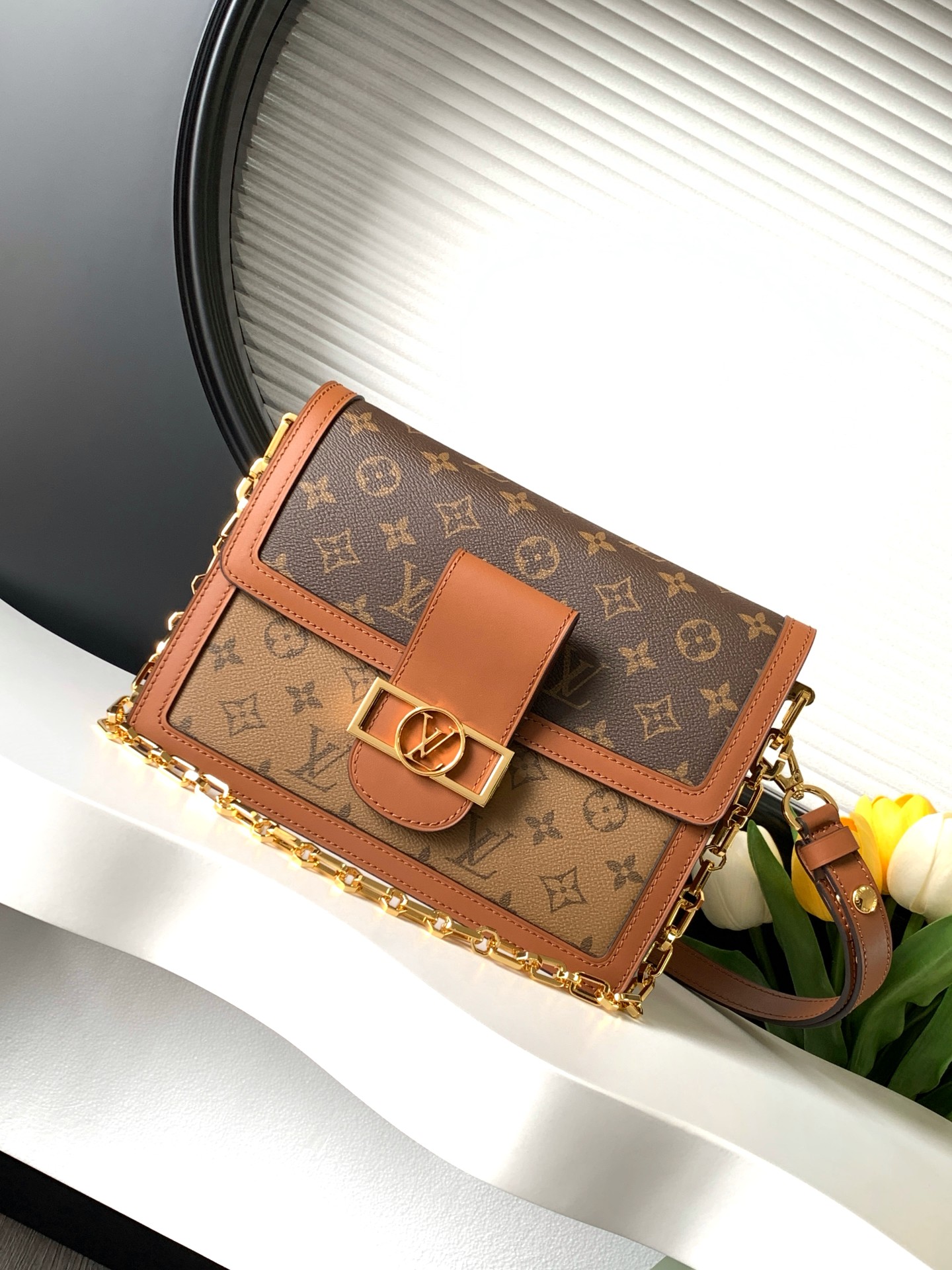 NO:182336,【Dynamic variable code chip top-level original single enhanced version】 Head leather M45958 This medium-sized handbag M44391 Louis Vuitton classic Dauphin handbag series new works are from the 2019 early spring series, and are improved design by women's art director Nicolas Ghesquière. Combining Monogram canvas with Monogram Reverse canvas, equipped with chain straps and magnetic buckles, showing the brand tradition in a modern style, fully demonstrating Louis Vuitton's fashion talent. Size 25.0 x 17.0 x 10.5 cm (Length x Height x Width), authentic LV, louis vuitton, louis vuitton, versace19860909【 动态变码芯片 顶级原单加强版】 头层皮M45958本款中号手袋 M44391路易威登经典 Dauphine 手袋系列新作来自 2019 早春系列,出自女装艺术总监 Nicolas Ghesquière 之手的改良版设计.将 Monogram 帆布与 Monogram Reverse 帆布相结合,配有链带与磁扣,以摩登风格展现品牌传统,尽显路易威登时尚禀赋.尺寸25.0 x 17.0 x 10.5 厘米 (长 x 高 x 宽),正品级LV,louis vuitton,louis vuitton,versace,Bag
