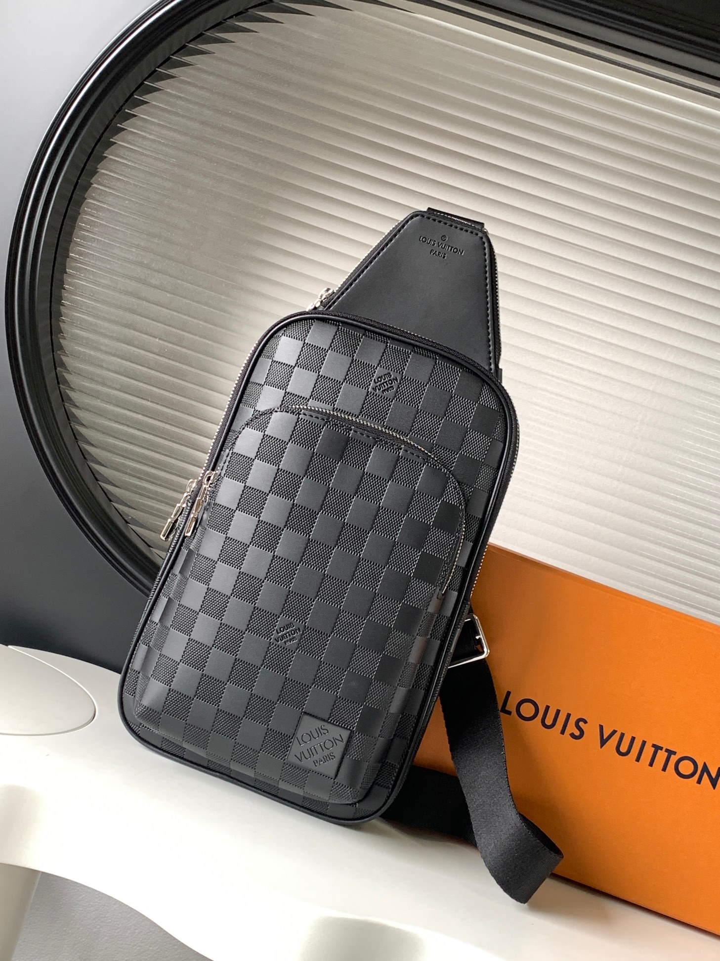 NO:182295,[Dynamic variable code chip top-level original single enhanced version] This Avenue shoulder bag is imprinted with a classic checkerboard plaid on the surface of Damier Infini leather, which can maintain pattern clarity without affecting the soft texture. The adjustable shoulder strap can be fixed to the left and right sides through a D-ring. Damier Infini cowhide, cowhide, fabric lining, front square metal piece, main compartment, zipper front pocket, small zipper pocket on the top, shoulder strap is not removable, adjustable! ! Model: N45303; Size: 20x31x7CM, genuine LV, louis vuitton, shoulder bags, cowhide19860909【 动态变码芯片 顶级原单加强版】 本款 Avenue 单肩包于 Damier Infini 皮革表面压印经典棋盘格纹,可在不影响柔软质感的同时保持图案清晰度.可调节肩带可通过 D 形环固定于左右两侧.Damier Infini 牛皮革一牛皮革饰边一织物内衬一正面方形金属件一主隔层一拉链前袋一顶部小号拉链袋一肩带不可拆卸,可调节！！型號:N45303；尺寸:20x31x7CM,正品级LV,louis vuitton,shoulder bags,cowhide,Bag