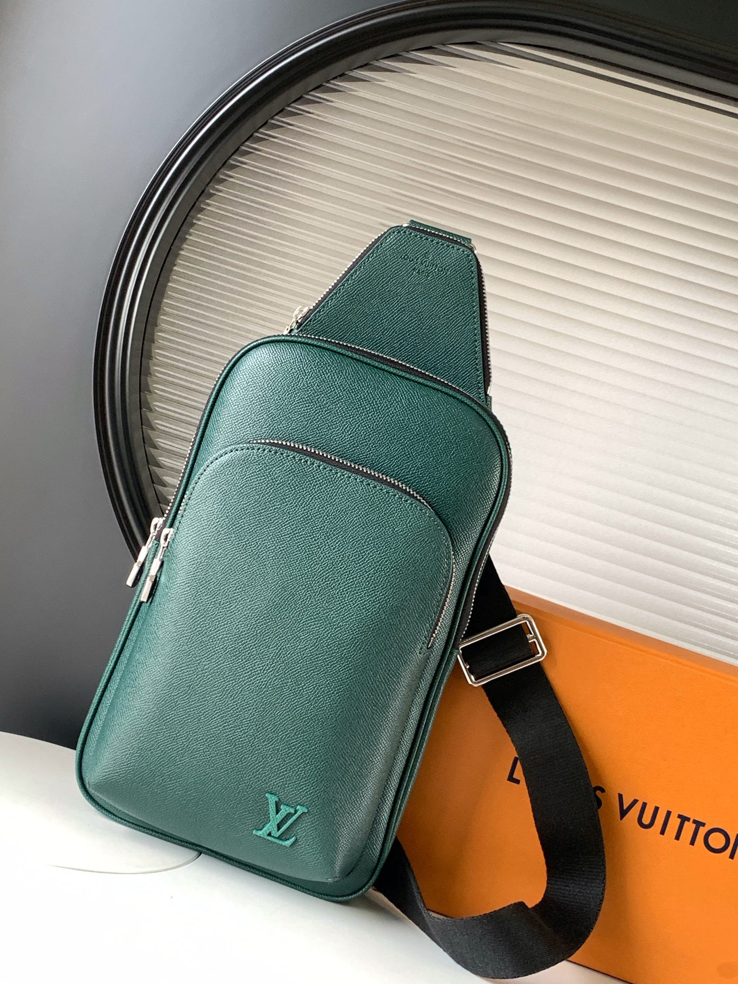 NO:182332,【Dynamic Variable Chip Top Original Single Enhanced Edition】M30973 Dark Green Slingbag shoulder bag is made of soft tones of coniferous cowhide leather. This great everyday bag has a front zipper pocket, a main compartment, and a discreet, triangular pocket belt that fits the bag. Thanks to the two D-rings, the strap can be attached to the right or left side of the bag. Size 20*31*7cm, authentic grade LV, louis vuitton, shoulder bags, cowhide19860909【 动态变码芯片 顶级原单加强版】M30973 墨绿色 Slingbag单肩包采用柔和色调的针叶林牛皮制成.这个伟大的日常袋有一个前面的拉链口袋,一个主要的隔间,和一个谨慎的,三角形口袋的皮带符合袋.由于有两个D形环,表带可以连接到包的右侧或左侧.尺寸20*31*7cm,正品级LV,louis vuitton,shoulder bags,cowhide,Bag
