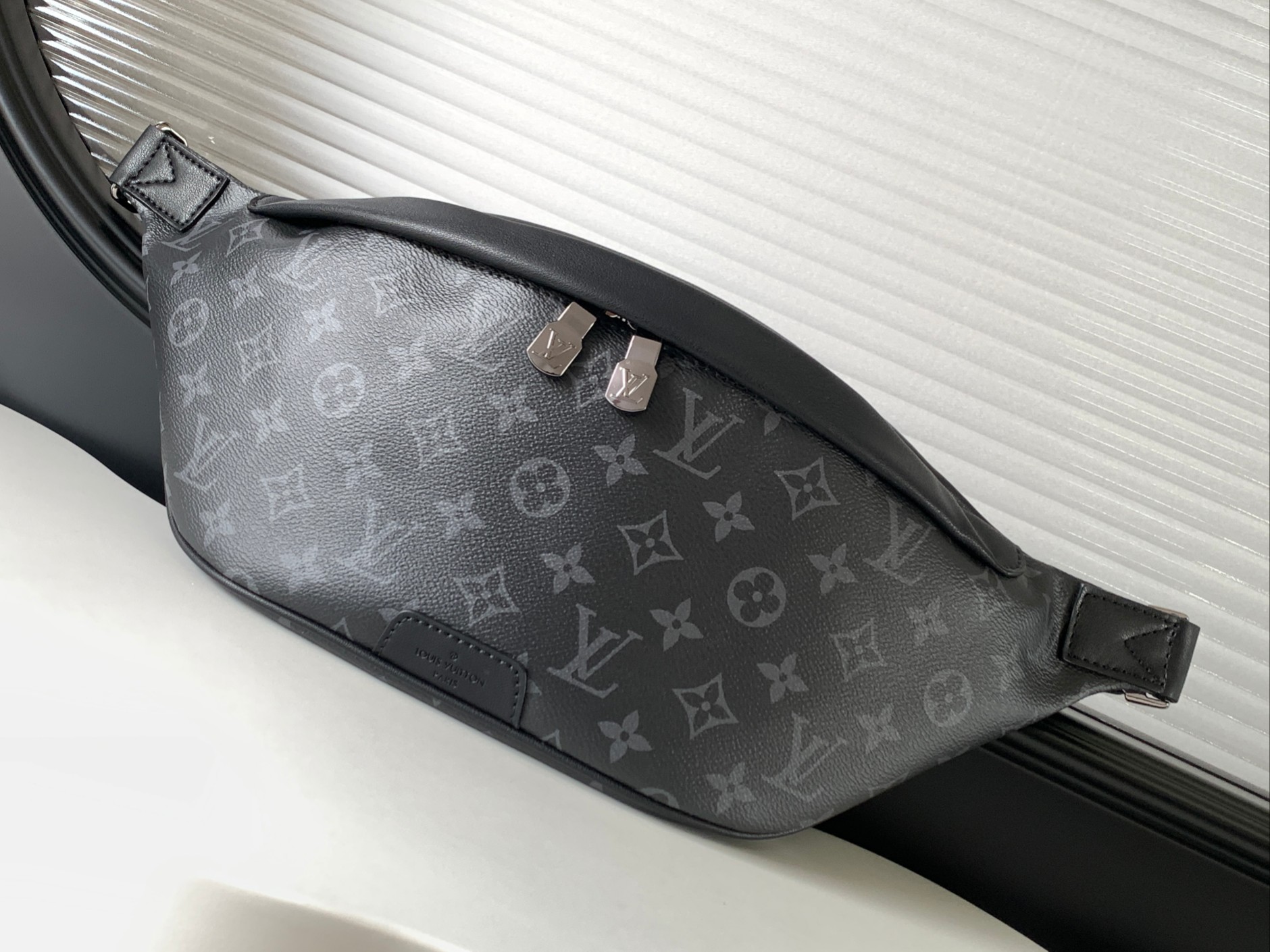 NO:182322,【Dynamic variable code chip top-level original single enhanced version】 M44336 Black Flower DISCOVERY waist bag This Discovery waist bag is made of soft Monogram Shadow embossed calf leather, and the charming retro atmosphere interprets the casual and fashionable style. It has a versatile shape and strong functionality. It is equipped with zippered pockets on the front and back to facilitate access to mobile phones, keys and cards, and the adjustable strap is easy to wear on the waist, shoulders or crossbody. 47.0 x 20.0 x 9.0 cm, authentic LV, louis vuitton, cowhide19860909【 动态变码芯片 顶级原单加强版】 M44336黑花 DISCOVERY 腰包 此款Discovery腰包采用柔软的Monogram Shadow压纹小牛皮制成,迷人的复古气息演绎休闲时尚风格.造型百搭且功能性强,前后配有拉链口袋便于存取手机、钥匙和卡片,而可调节包带则方便佩戴于腰间、肩背或斜挎.47.0 x 20.0 x 9.0 cm,正品级LV,louis vuitton,cowhide,Bag