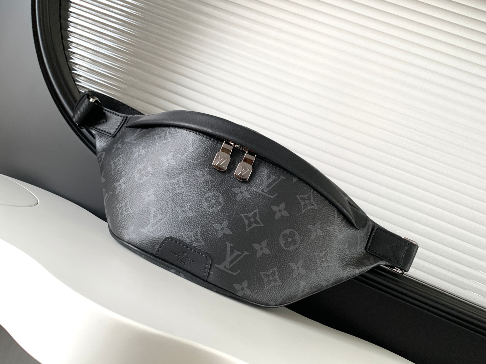 NO:182328,【Dynamic variable code chip top-level original single enhanced version】M46035 black flower/new version This Discovery waist bag is made of Monogram Eclipse canvas, combining casual and fashionable temperament and modern functionality. The shape is ergonomic and is equipped with an adjustable strap, which can be wrapped around the waist, shoulders or casually hung on the chest. The front and back are equipped with zippered pockets for easy access to mobile phones, cards and keys. Size 44 x 15 x 9 xerox, authentic LV, christian louboutin, louis vuitton19860909【 动态变码芯片 顶级原单加强版】M46035黑花/新版此Discovery 腰包 由 Monogram Eclipse 帆布制成,兼具休闲时尚气质与现代功能性.造型符合人体工学原理,并配有可调节的包带,既可环于腰间,也可肩背或随性地挂在胸前.正面和背面配有拉链口袋,方便存取手机、卡片和钥匙.尺寸44 x 15 x 9 xerox,正品级LV,christian louboutin,louis vuitton,Bag