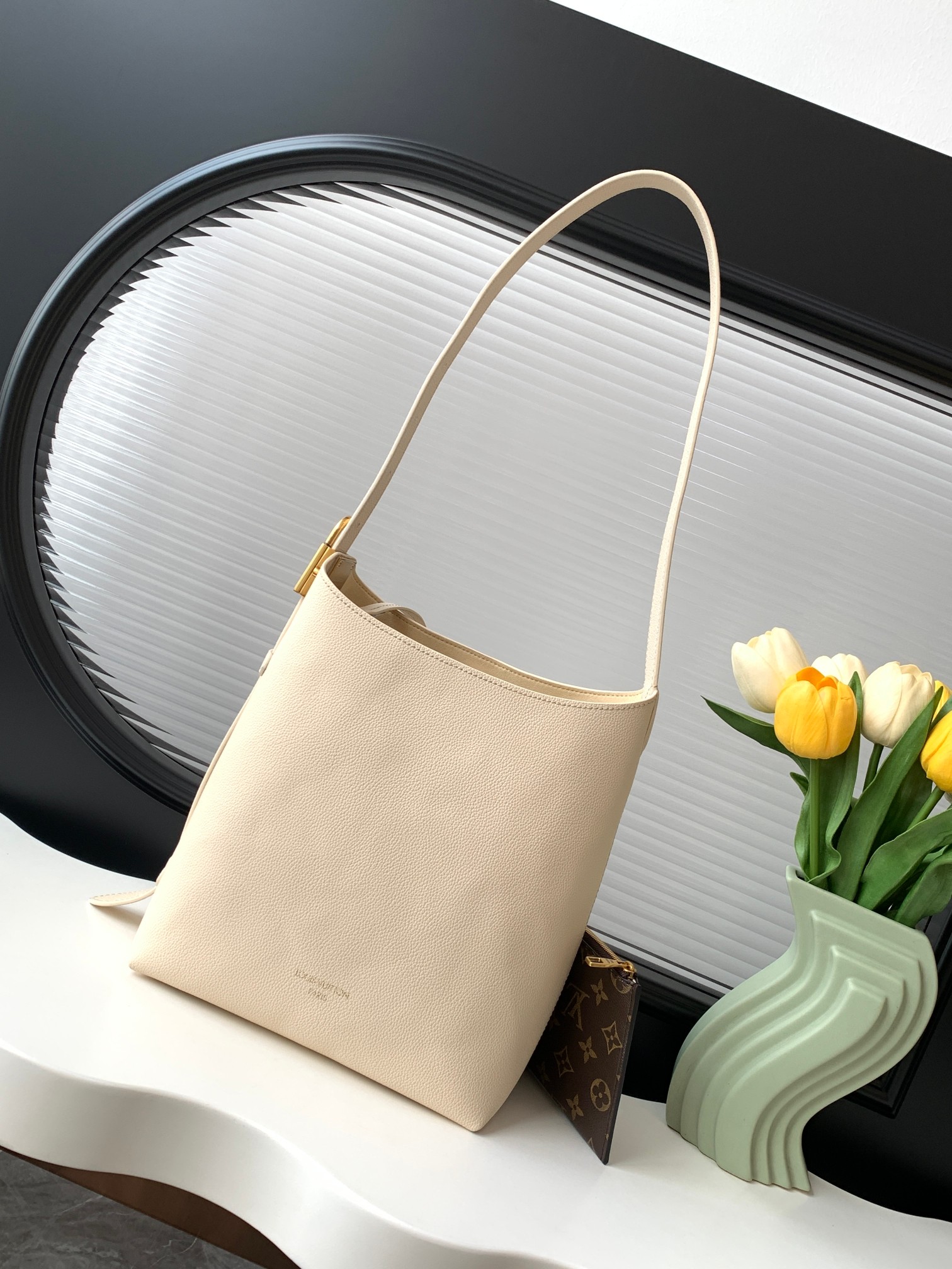 NO:182275,【Dynamic variable code chip top-level original single enhanced version】 M25352 black M25354 brown 25353 yellow 25355 white Low Key Hobo small handbag is smooth cowhide with sued cowhide lining, which can accommodate short wallets, large smartphones, keys and other small items. The shoulder straps can be adjusted by padlock buckle, and can be detached Monogram canvas zipper inner bag for neat storage. 24.0 x 28.0 x 16.0 cm (Length x Height x Width), genuine LV, louis vuitton, cowhide19860909【 动态变码芯片 顶级原单加强版】 M25352黑M25354棕 25353黄 25355白 Low Key Hobo 小号手袋为光滑牛皮革搭配绒面牛皮革内衬,可容纳短款钱夹、大号智能手机、钥匙和其他小物.肩带可通过挂锁搭扣调节,可拆卸 Monogram 帆布拉链内袋实现齐整收纳.24.0 x 28.0 x 16.0 厘米 (长 x 高 x 宽),正品级LV,louis vuitton,cowhide,Bag