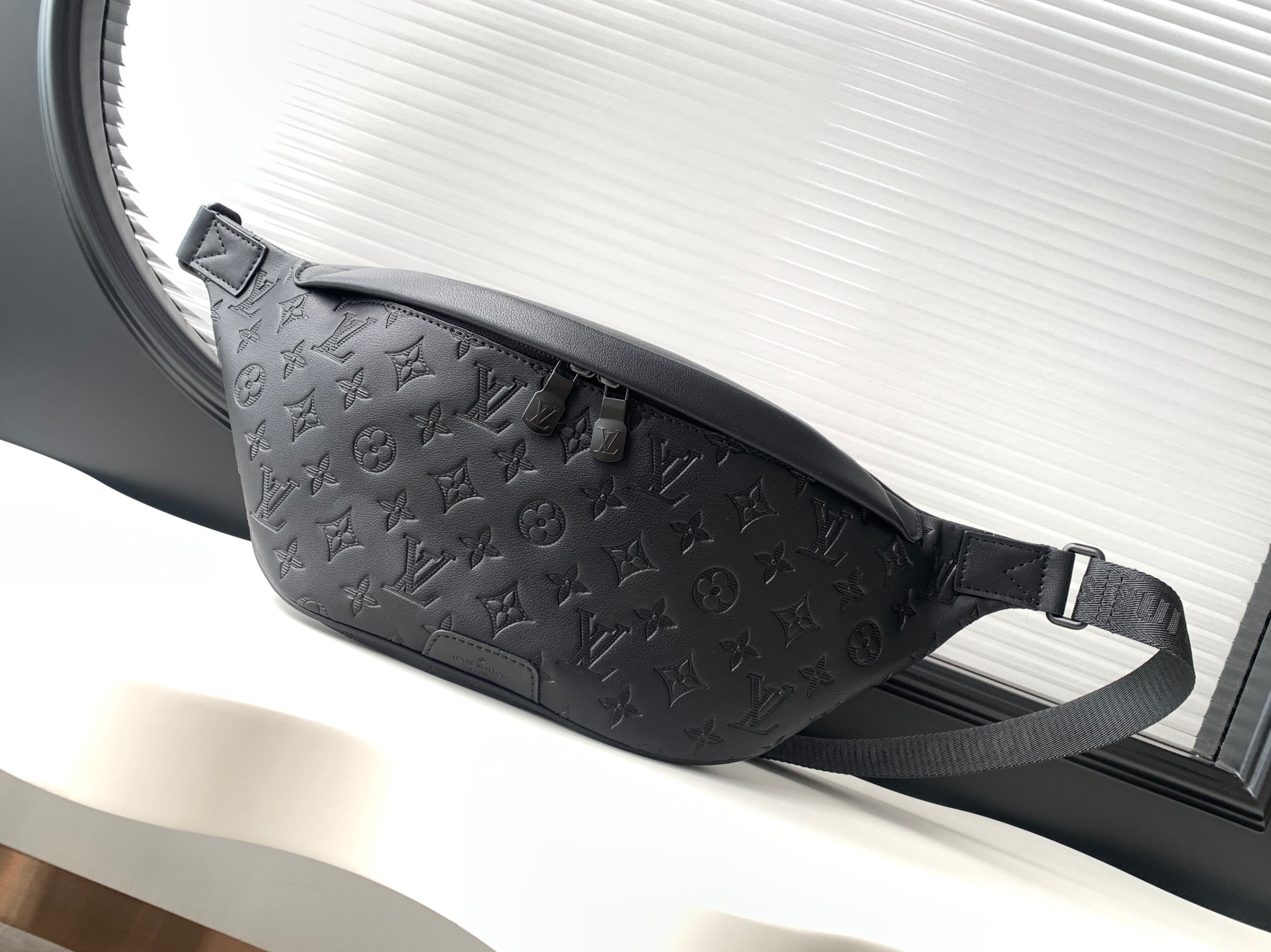 NO:182281,【Dynamic variable code chip top-level original single enhanced version】M44388 black embossed DISCOVERY waist bag This Discovery waist bag is made of soft Monogram Shadow embossed calf leather, and the charming retro atmosphere interprets the casual and fashionable style. It has a versatile shape and strong functionality. It is equipped with zippered pockets on the front and back to facilitate access to mobile phones, keys and cards, and the adjustable strap is easy to wear on the waist, shoulders or crossbody.47.0 x 20.0 x 9.0 cm, authentic LV, louis vuitton, cowhide19860909【 动态变码芯片 顶级原单加强版】M44388黑压花  DISCOVERY 腰包 此款Discovery腰包采用柔软的Monogram Shadow压纹小牛皮制成,迷人的复古气息演绎休闲时尚风格.造型百搭且功能性强,前后配有拉链口袋便于存取手机、钥匙和卡片,而可调节包带则方便佩戴于腰间、肩背或斜挎.47.0 x 20.0 x 9.0 cm,正品级LV,louis vuitton,cowhide,Bag