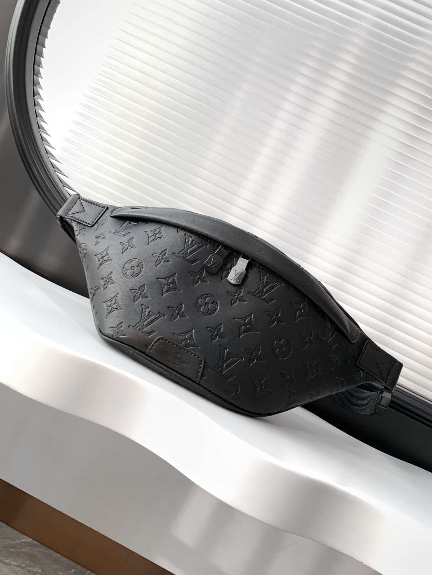 NO:182246,【Dynamic variable code chip top-level original single enhanced version】M46036 This Discovery waist bag is made of soft Monogram Shadow embossed cowhide leather, which conveys a relaxing personality with retro brushstrokes. Front and rear zipper bags are easy to access mobile phones, keys and cards, and the adjustable belt can also enable shoulder or crossbody selection. Detailed features 44 x 15 x 9 cm (length x height x width), genuine LV, louis vuitton, cowhide19860909【 动态变码芯片 顶级原单加强版】M46036 本款 Discovery 腰包取材柔软 Monogram Shadow 压纹牛皮革,以复古笔触传递闲适个性.前后拉链袋便于存取手机、钥匙和卡片,可调节腰带亦可实现肩背或斜挎选择. 详细特征 44 x 15 x 9 厘米 (长度 x 高 x 宽),正品级LV,louis vuitton,cowhide,Bag